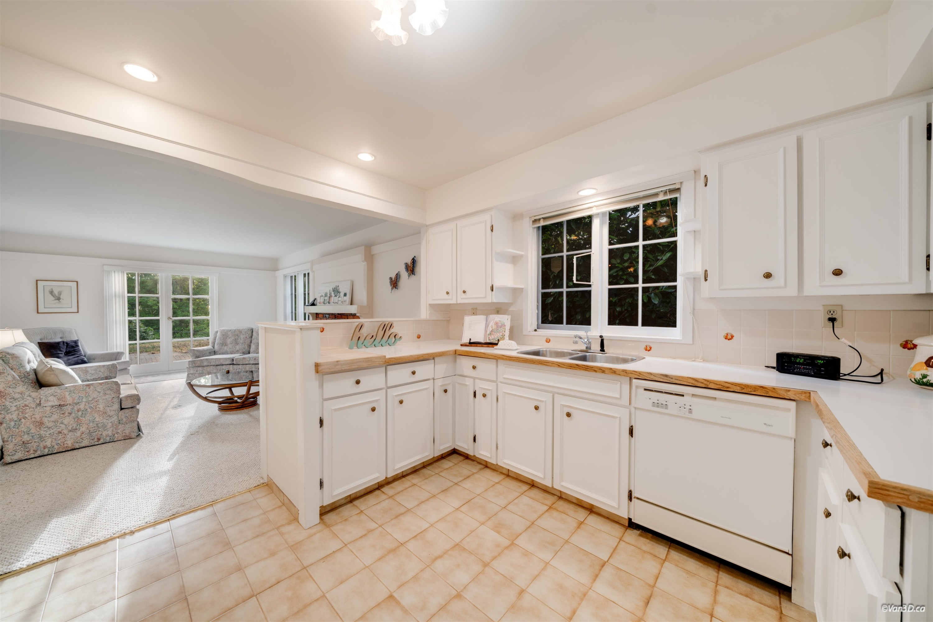 5384 Kew Cliff Road, West Vancouver, BC - Indoor Photo Showing Kitchen With Double Sink