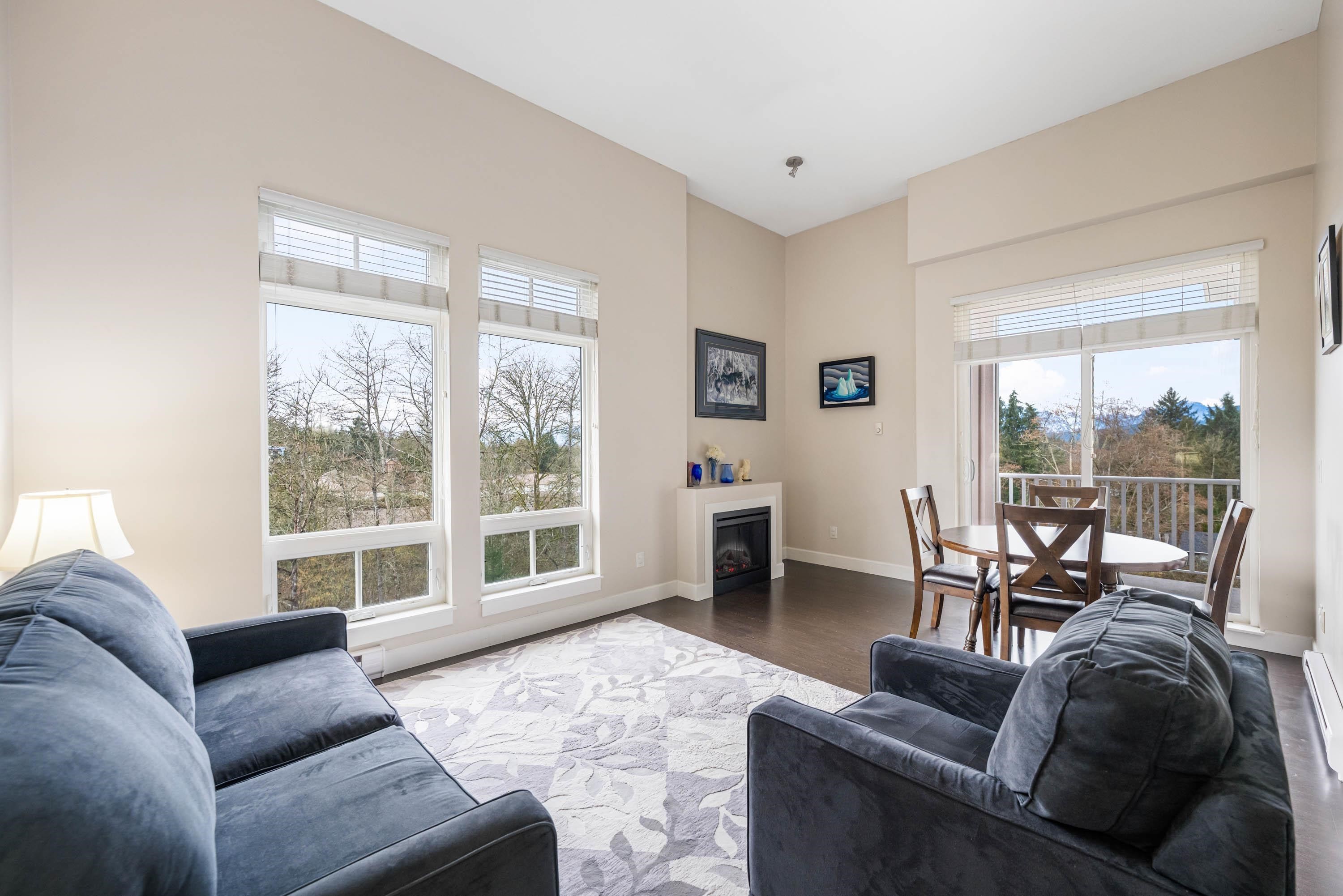 406-12283 224 Street, Maple Ridge, BC - Indoor Photo Showing Living Room
