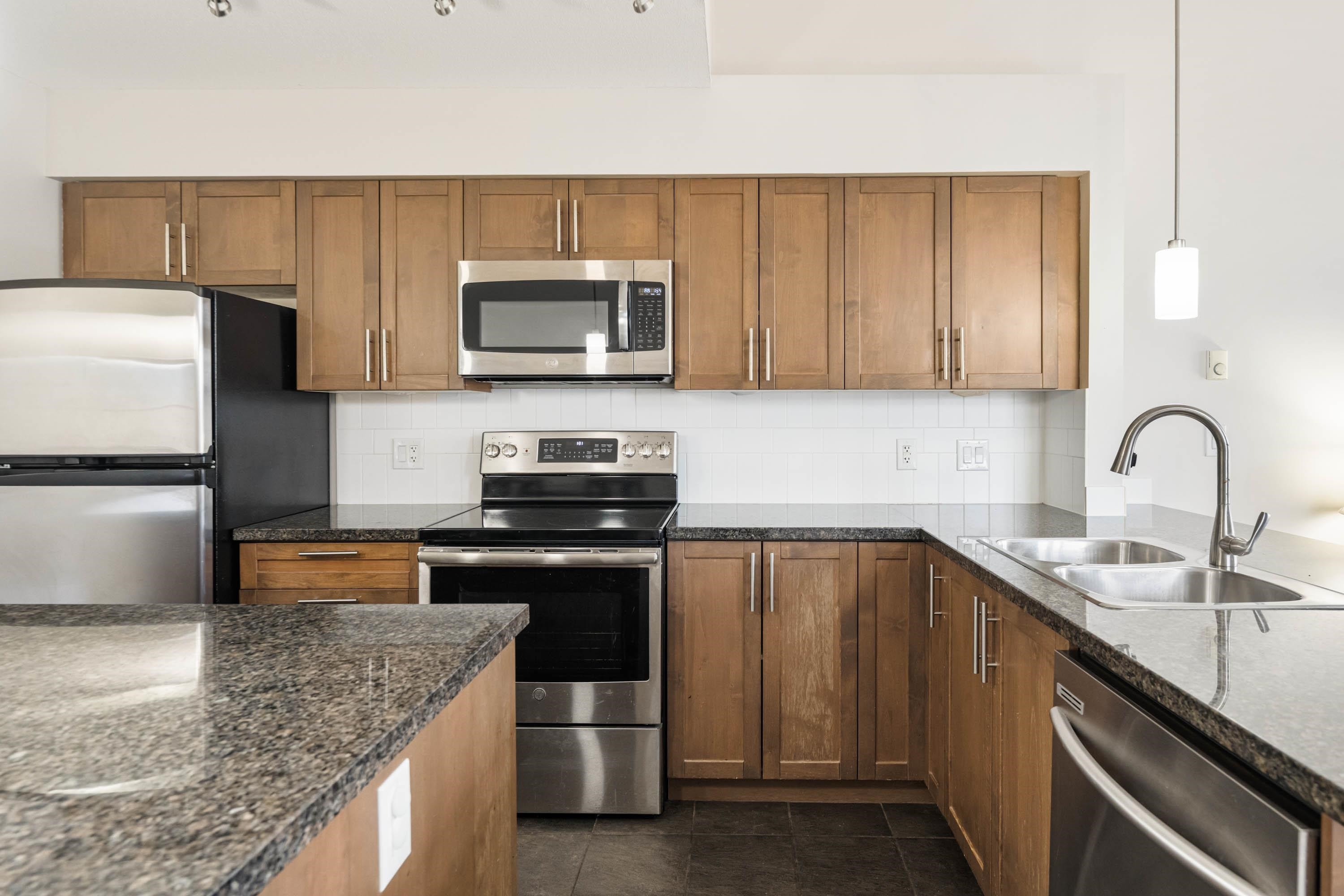 406-12283 224 Street, Maple Ridge, BC - Indoor Photo Showing Kitchen With Double Sink With Upgraded Kitchen