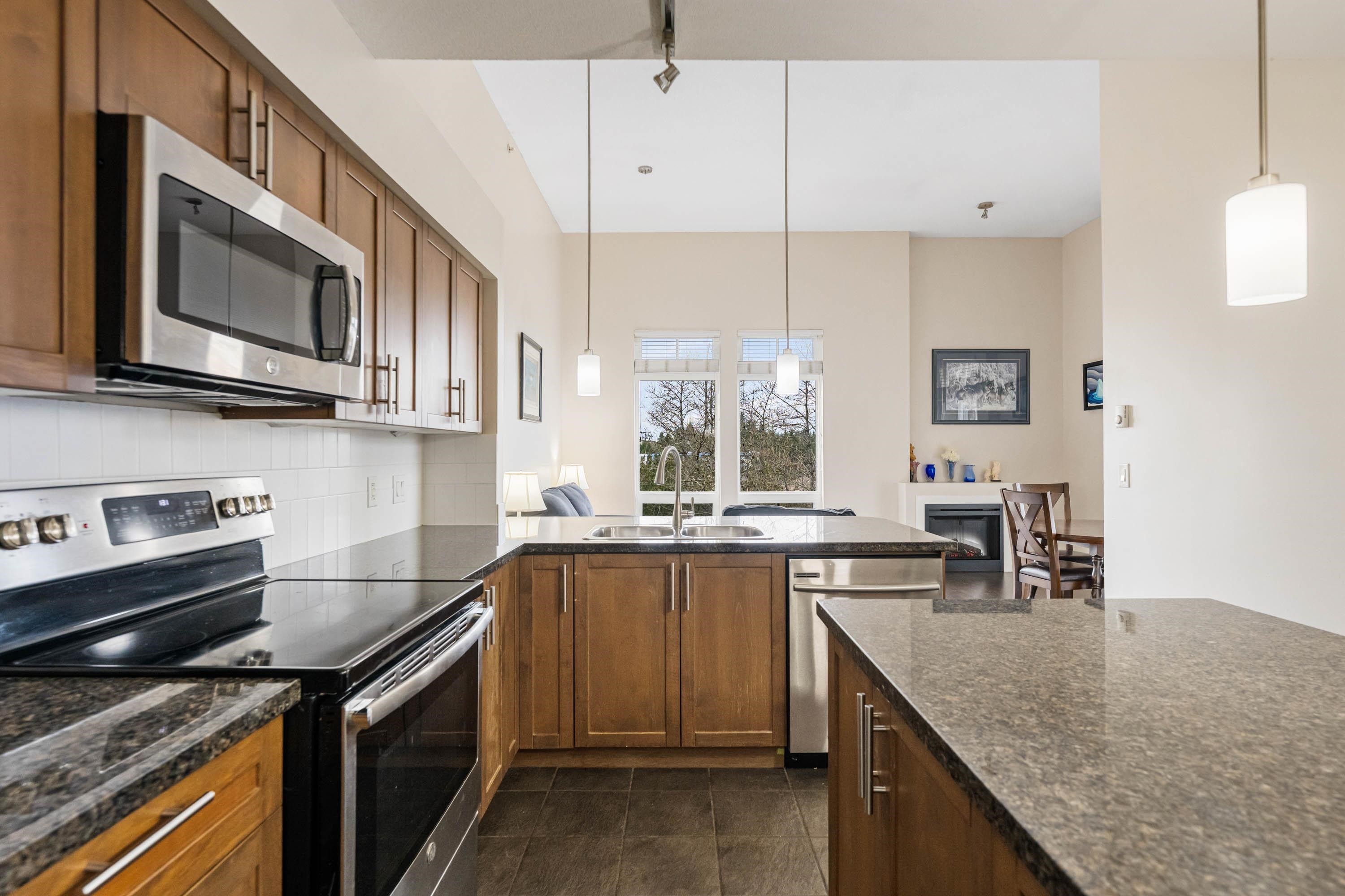 406-12283 224 Street, Maple Ridge, BC - Indoor Photo Showing Kitchen With Upgraded Kitchen