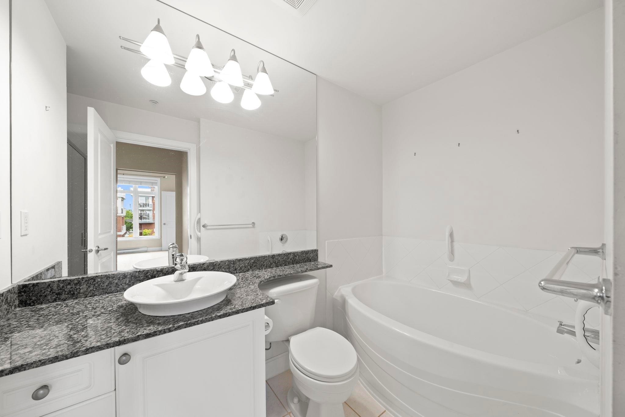 206-4211 Bayview Street, Richmond, BC - Indoor Photo Showing Bathroom