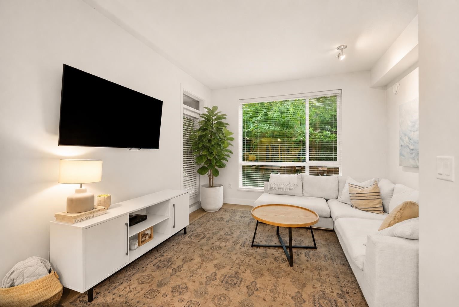 103-719 3Rd Street W, North Vancouver, BC - Indoor Photo Showing Living Room