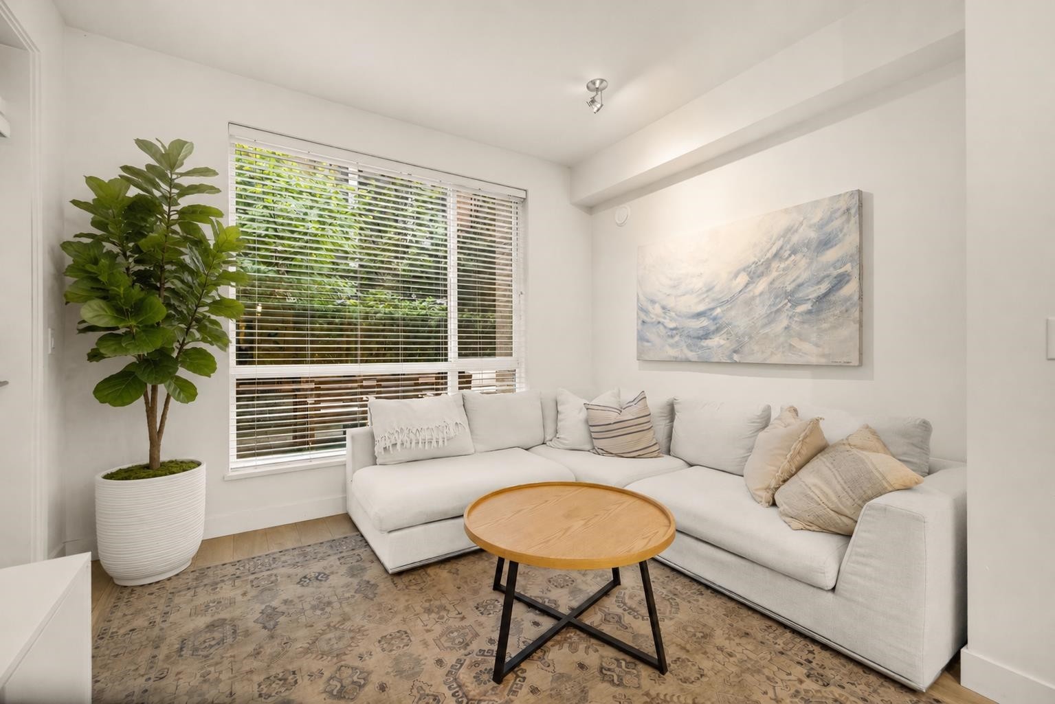 103-719 3Rd Street W, North Vancouver, BC - Indoor Photo Showing Living Room