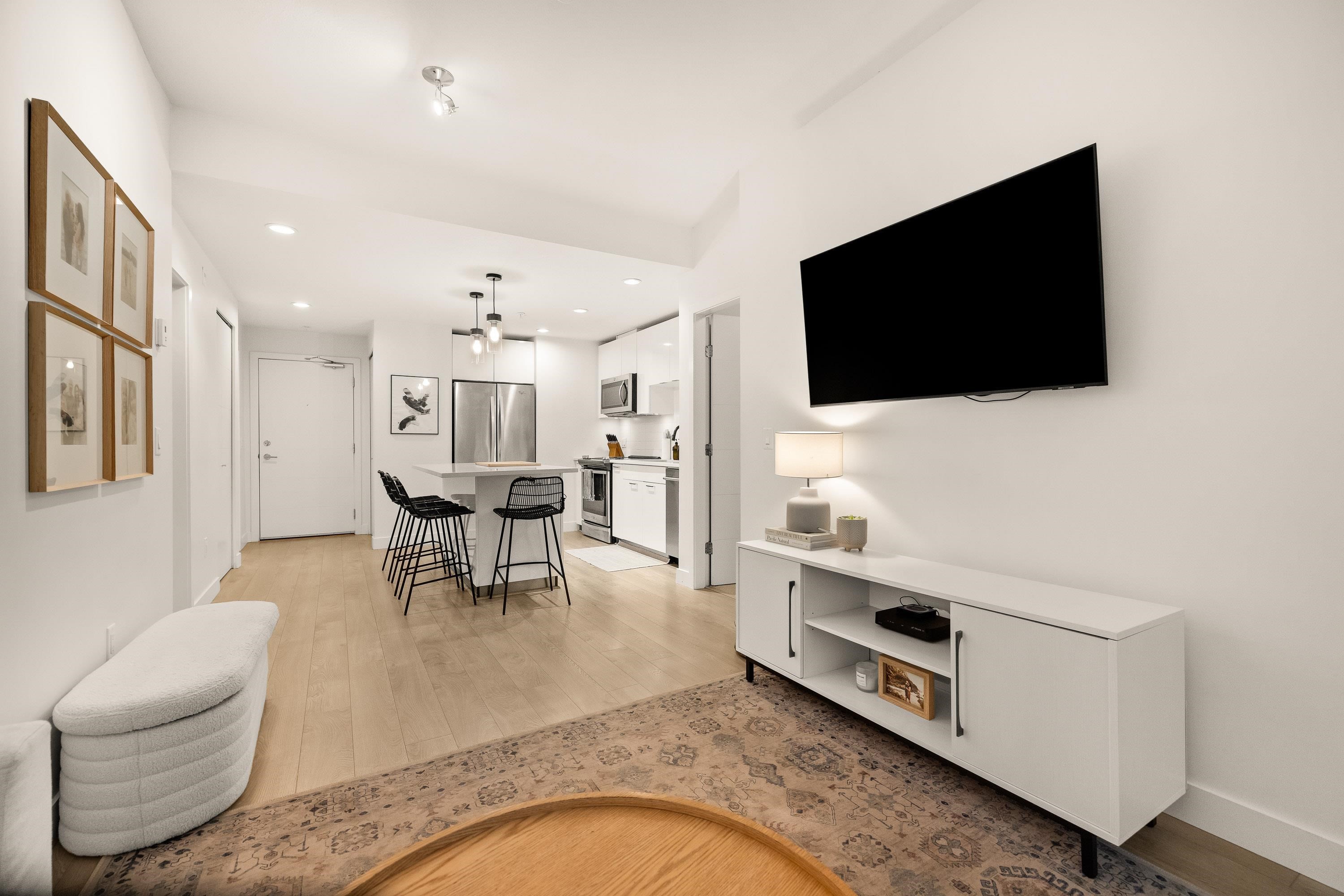 103-719 3Rd Street W, North Vancouver, BC - Indoor
