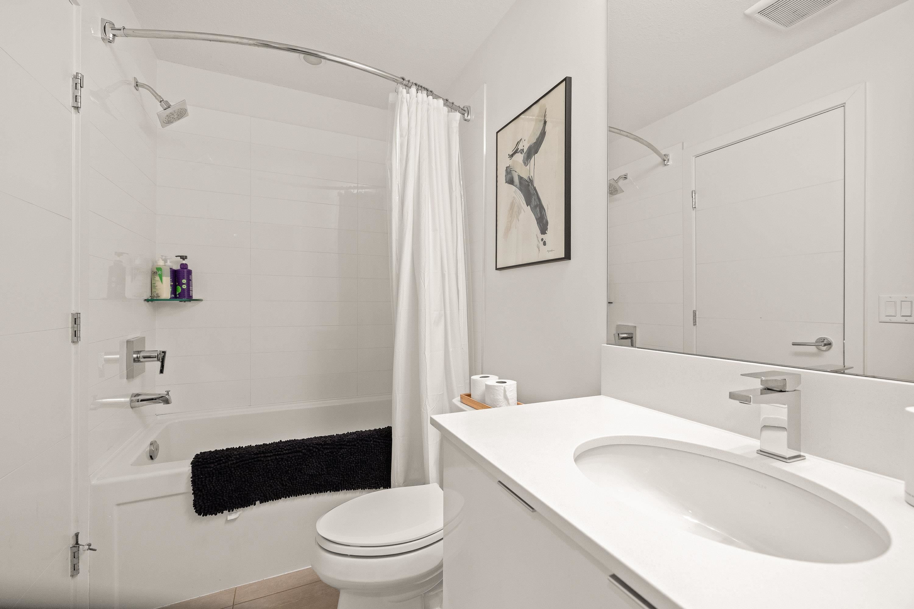 103-719 3Rd Street W, North Vancouver, BC - Indoor Photo Showing Bathroom