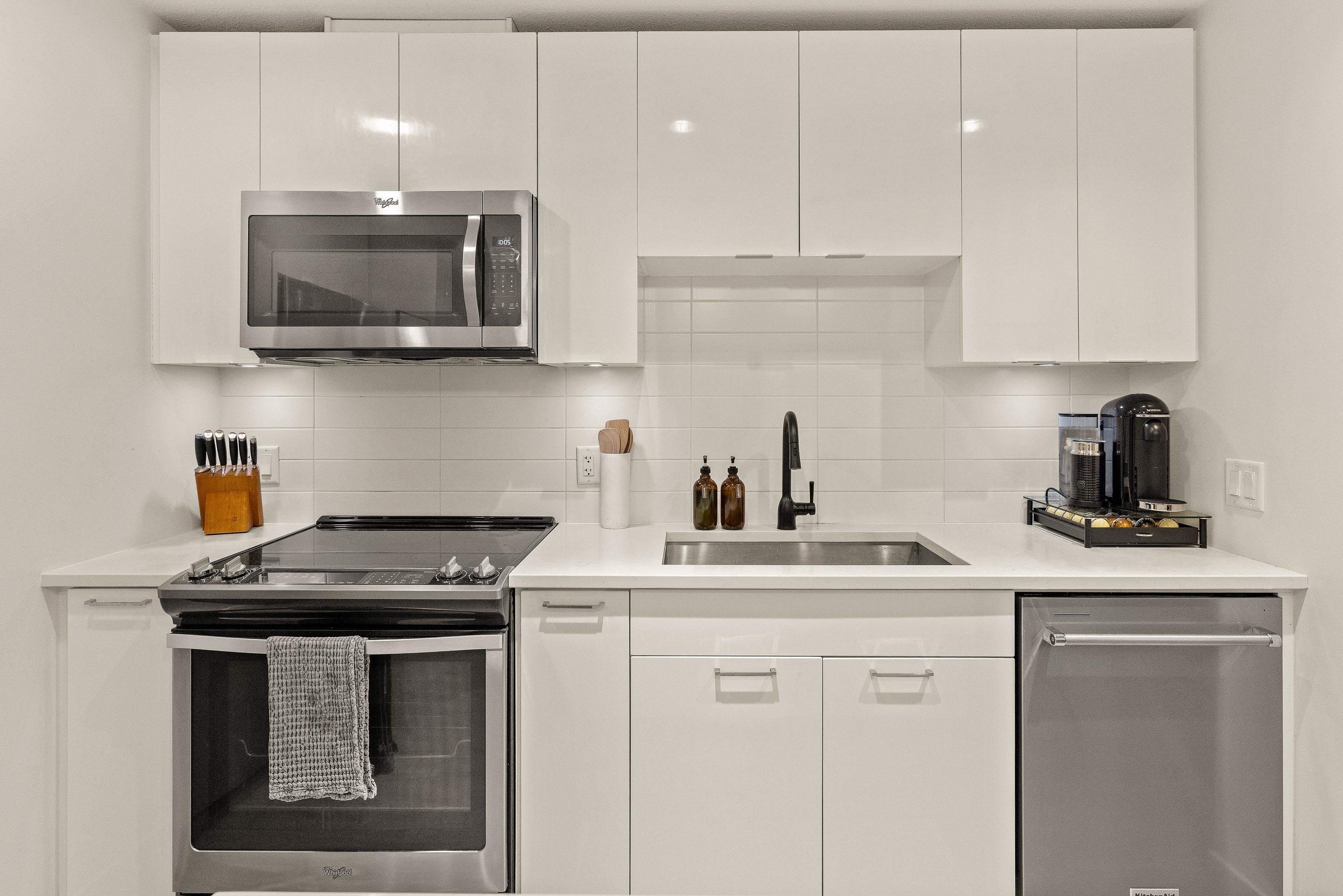 103-719 3Rd Street W, North Vancouver, BC - Indoor Photo Showing Kitchen With Upgraded Kitchen