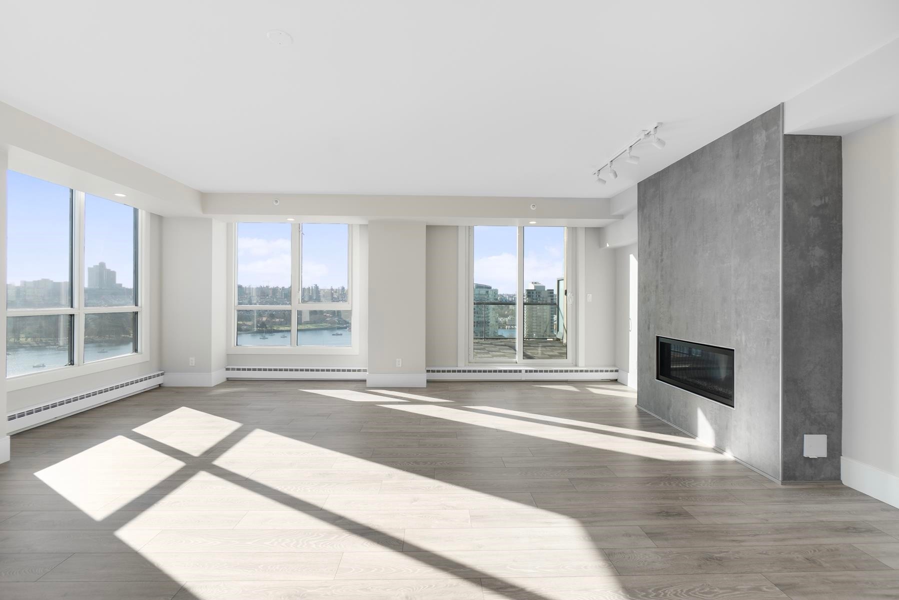 18A-199 Drake Street, Vancouver, BC - Indoor With Fireplace