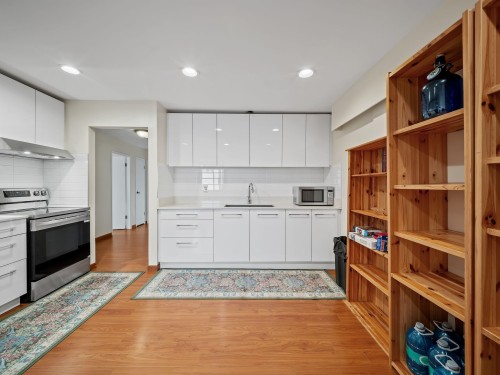 667 Cypress Street, Coquitlam, BC - Indoor Photo Showing Kitchen