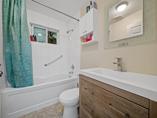 667 Cypress Street, Coquitlam, BC - Indoor Photo Showing Bathroom