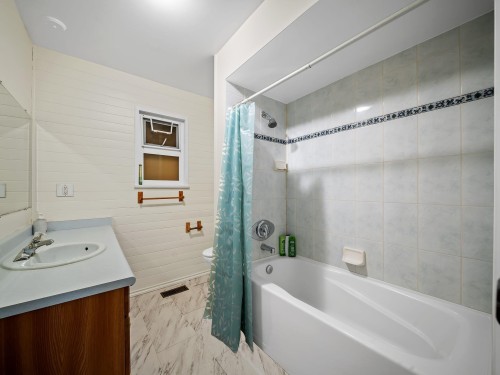 667 Cypress Street, Coquitlam, BC - Indoor Photo Showing Bathroom