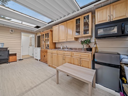 667 Cypress Street, Coquitlam, BC - Indoor Photo Showing Kitchen