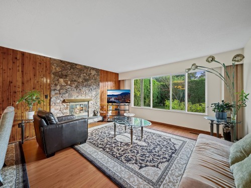 667 Cypress Street, Coquitlam, BC - Indoor Photo Showing Living Room With Fireplace