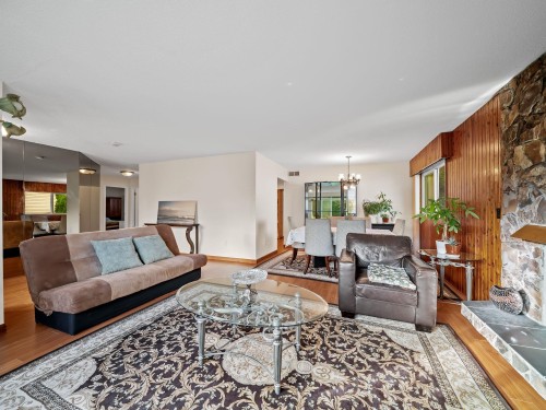 667 Cypress Street, Coquitlam, BC - Indoor Photo Showing Living Room