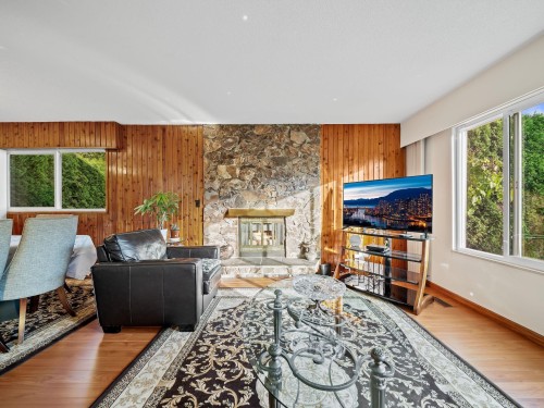 667 Cypress Street, Coquitlam, BC - Indoor With Fireplace
