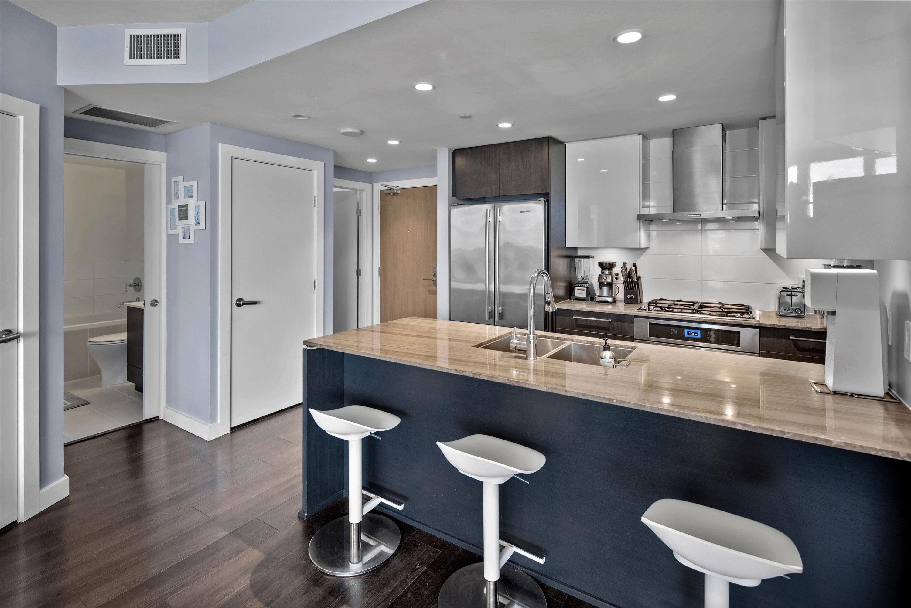 1509-1618 Quebec Street, Vancouver, BC - Indoor Photo Showing Kitchen With Double Sink With Upgraded Kitchen