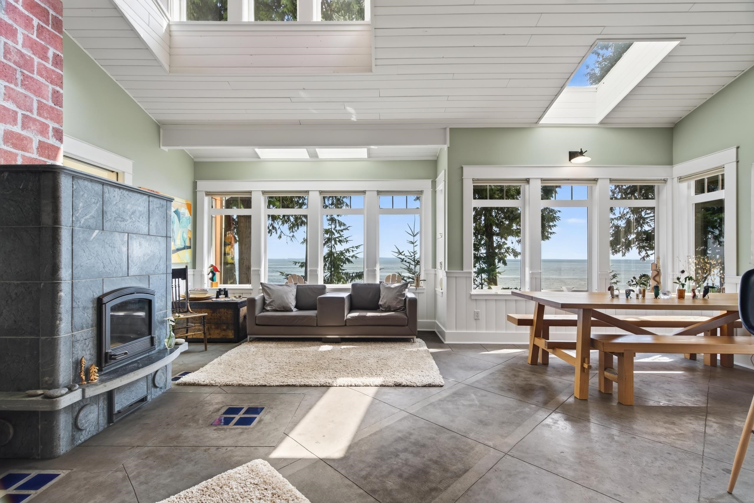 105 Island Park Drive, Galiano Island, BC - Indoor With Fireplace