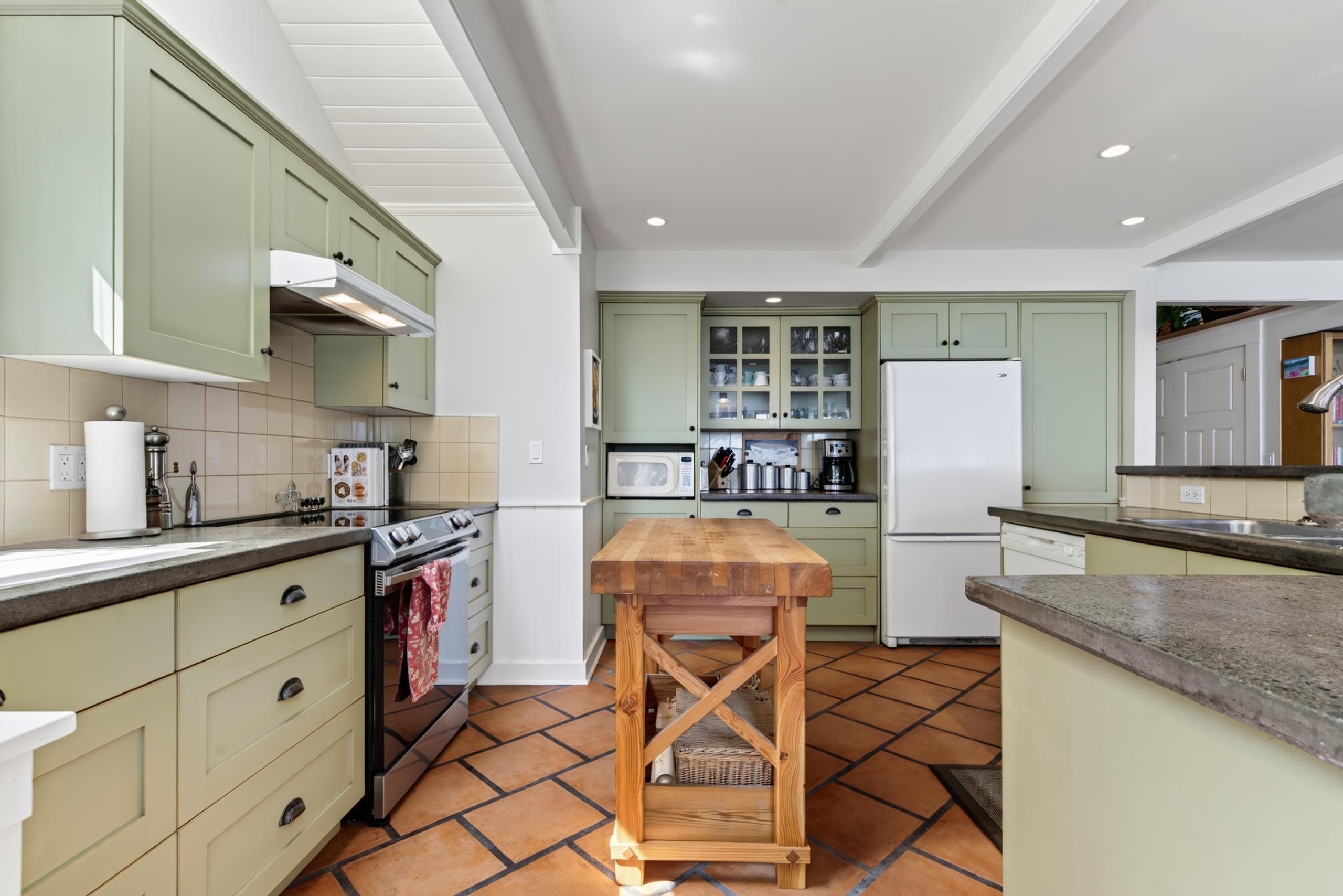 105 Island Park Drive, Galiano Island, BC - Indoor Photo Showing Kitchen
