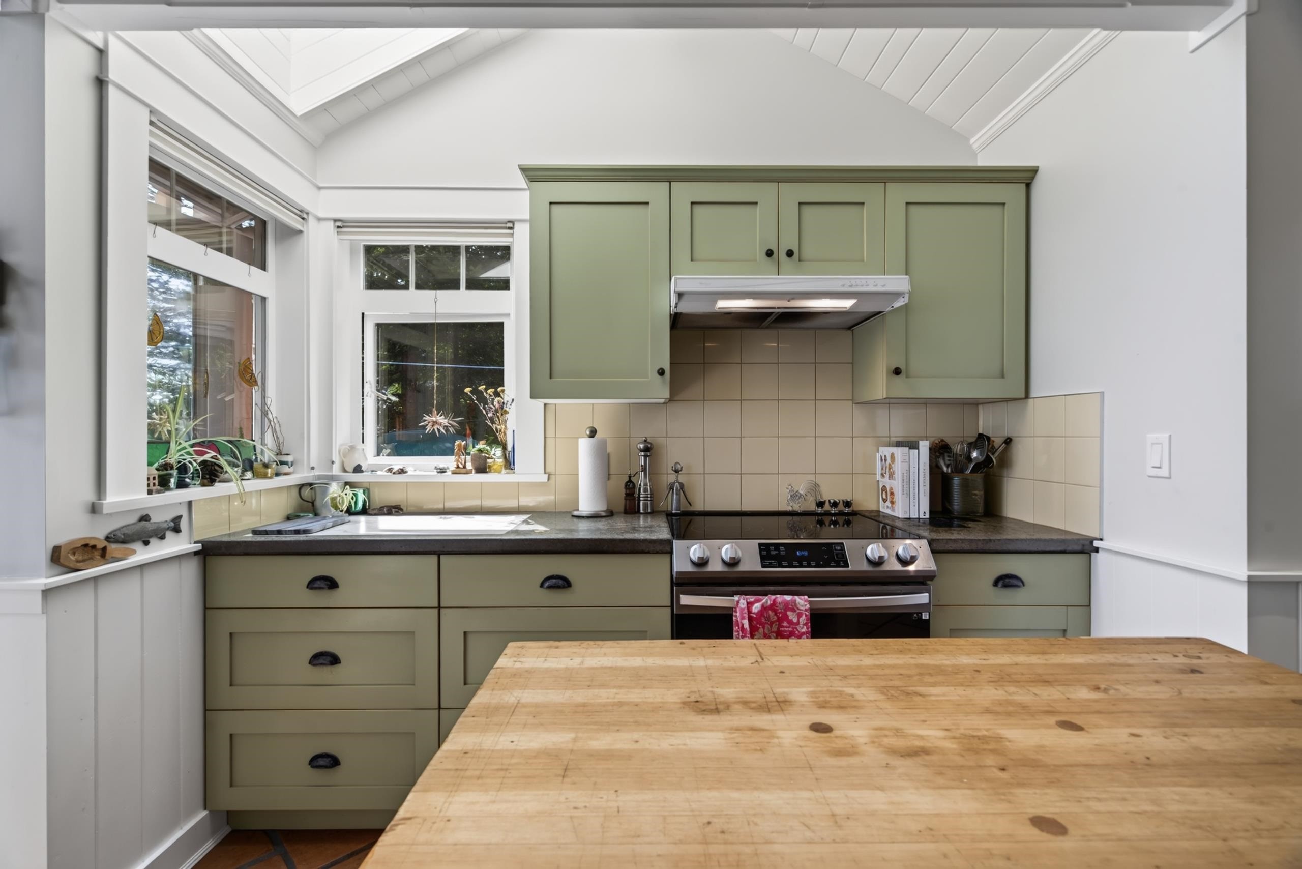 105 Island Park Drive, Galiano Island, BC - Indoor Photo Showing Kitchen