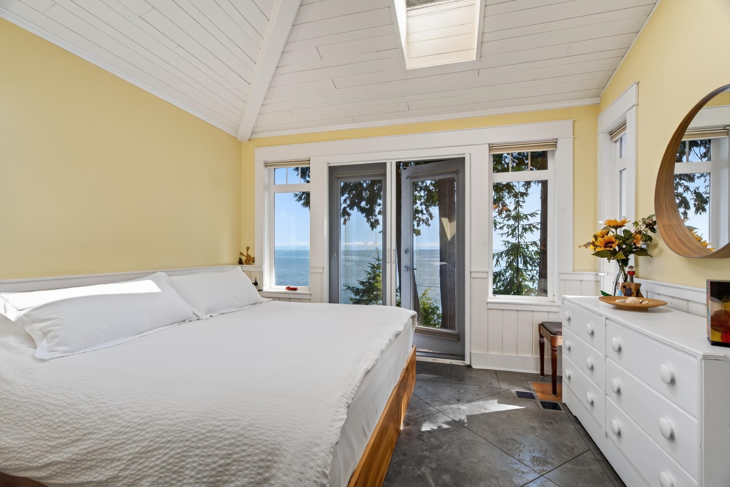 105 Island Park Drive, Galiano Island, BC - Indoor Photo Showing Bedroom