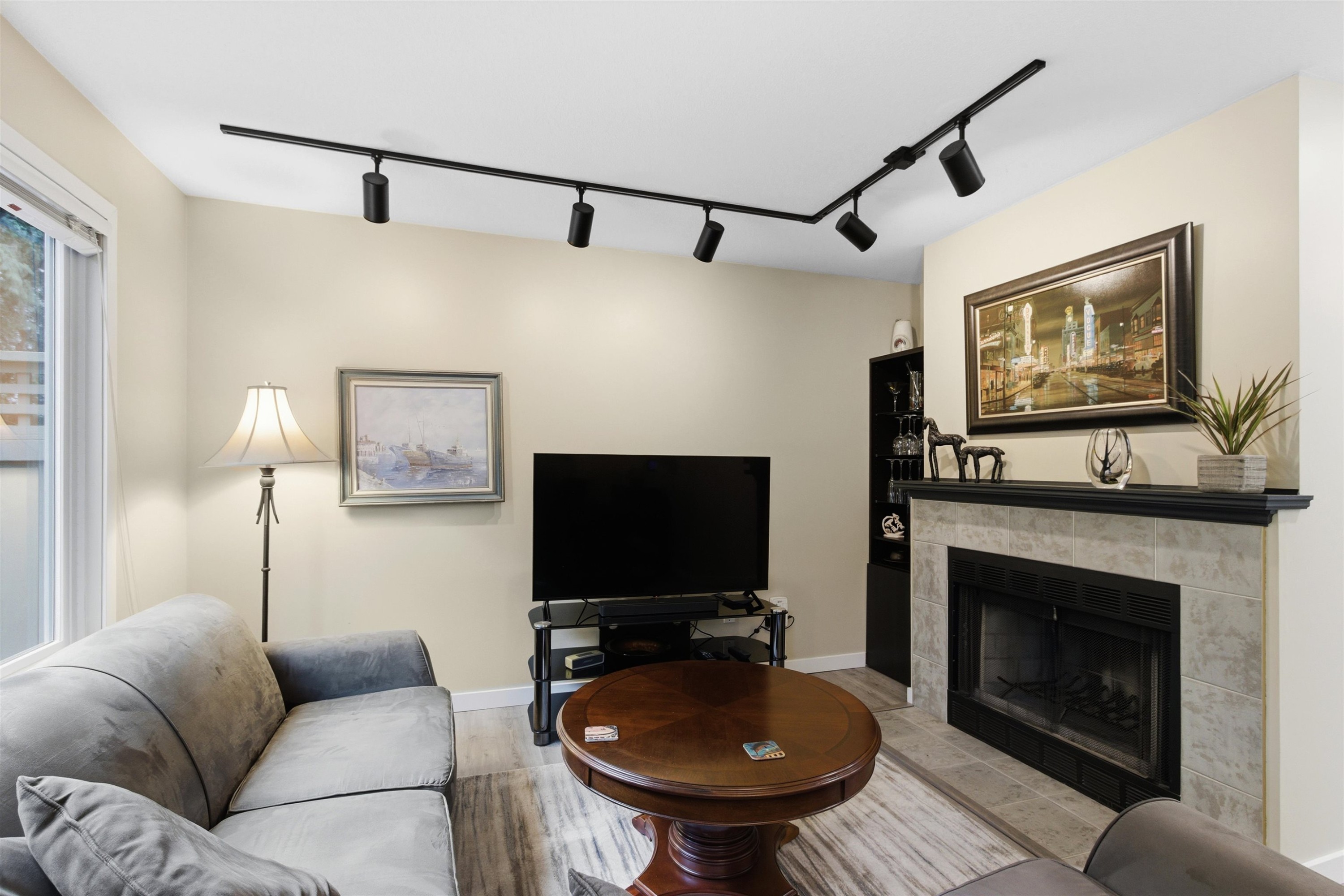 14-2736 Atlin Place, Coquitlam, BC - Indoor Photo Showing Living Room With Fireplace