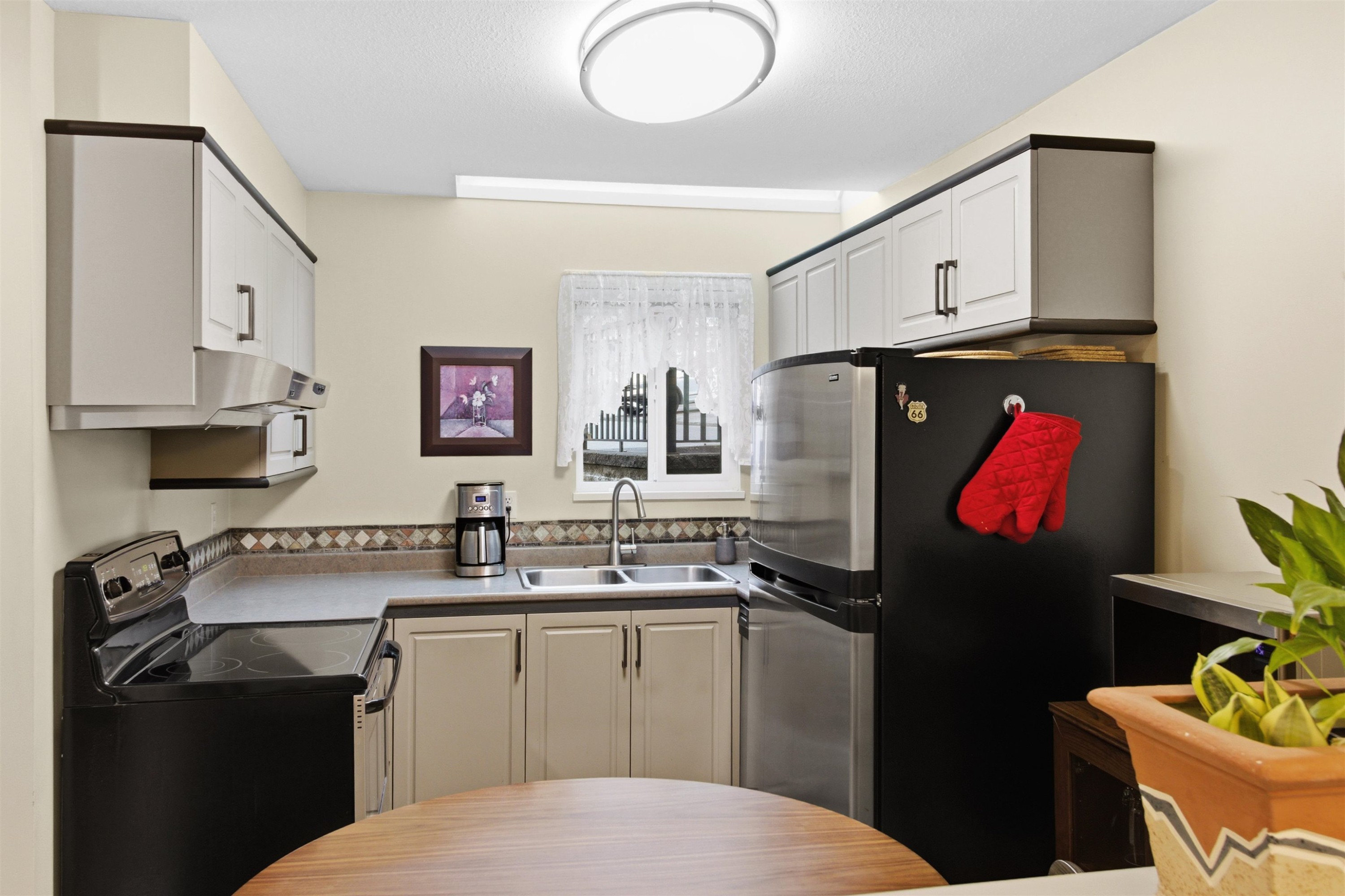 14-2736 Atlin Place, Coquitlam, BC - Indoor Photo Showing Kitchen With Double Sink