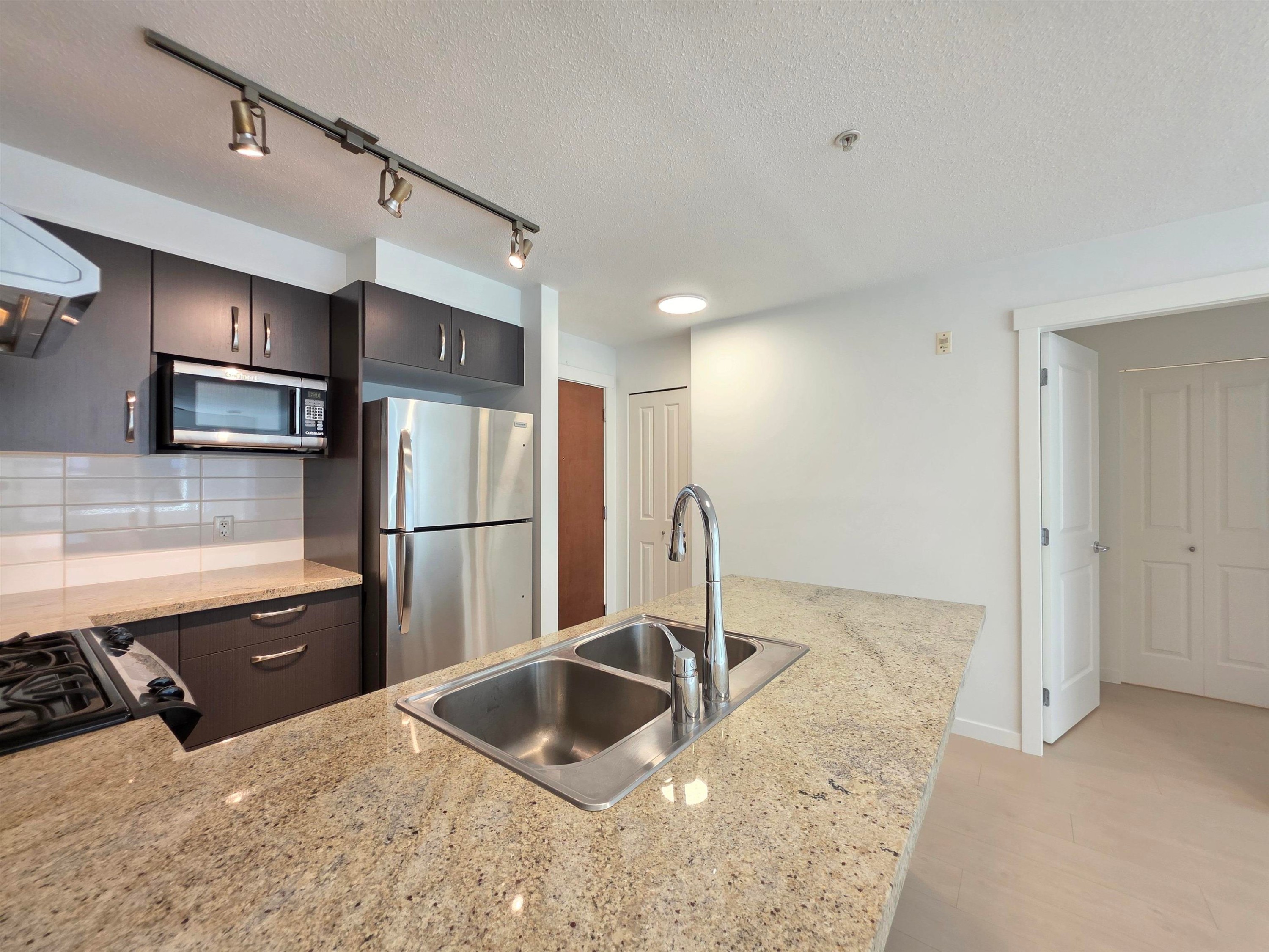 312-9299 Tomicki Avenue, Richmond, BC - Indoor Photo Showing Kitchen With Double Sink