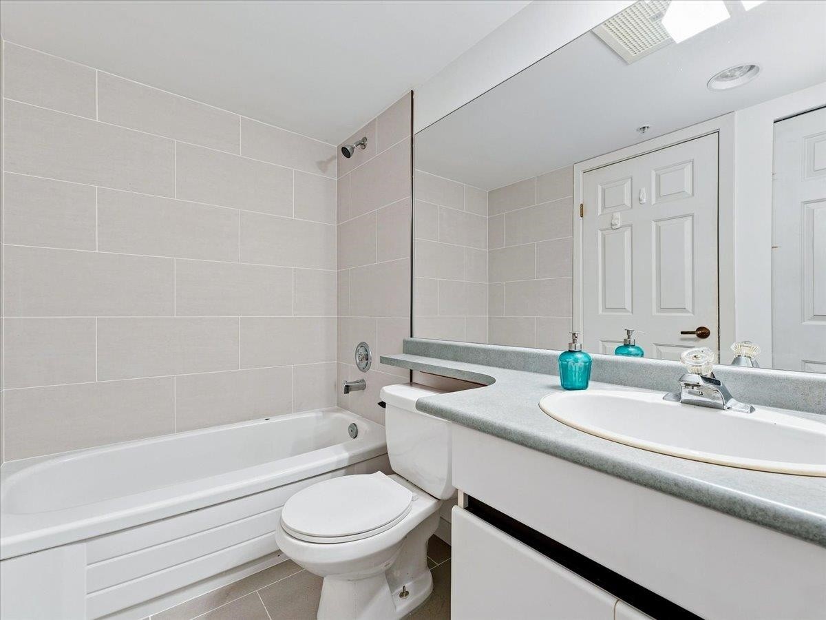 702-328 Clarkson Street, New Westminster, BC - Indoor Photo Showing Bathroom