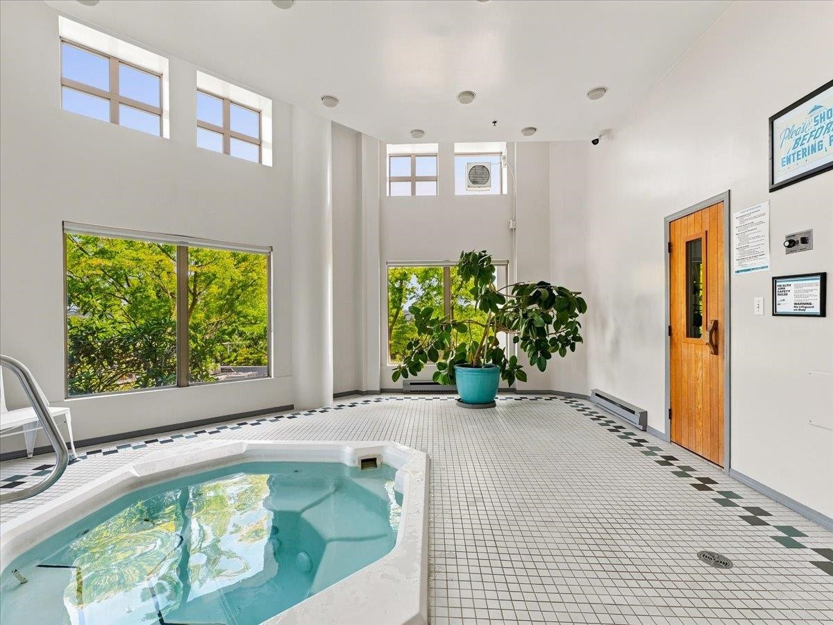 702-328 Clarkson Street, New Westminster, BC - Indoor Photo Showing Other Room With In Ground Pool