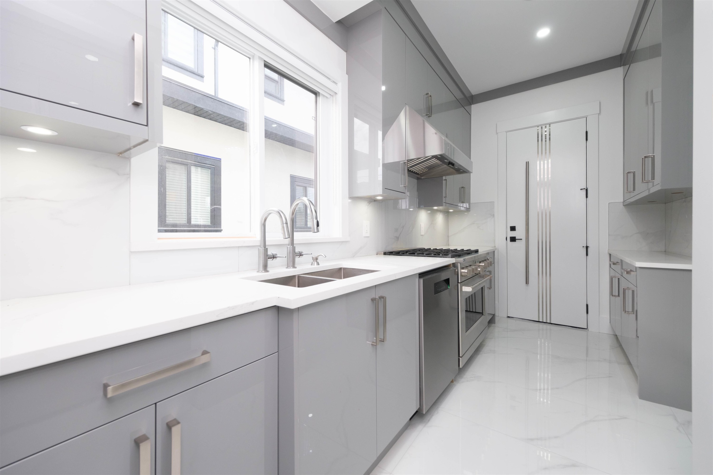 1100 Como Lake Avenue, Coquitlam, BC - Indoor Photo Showing Kitchen With Double Sink With Upgraded Kitchen