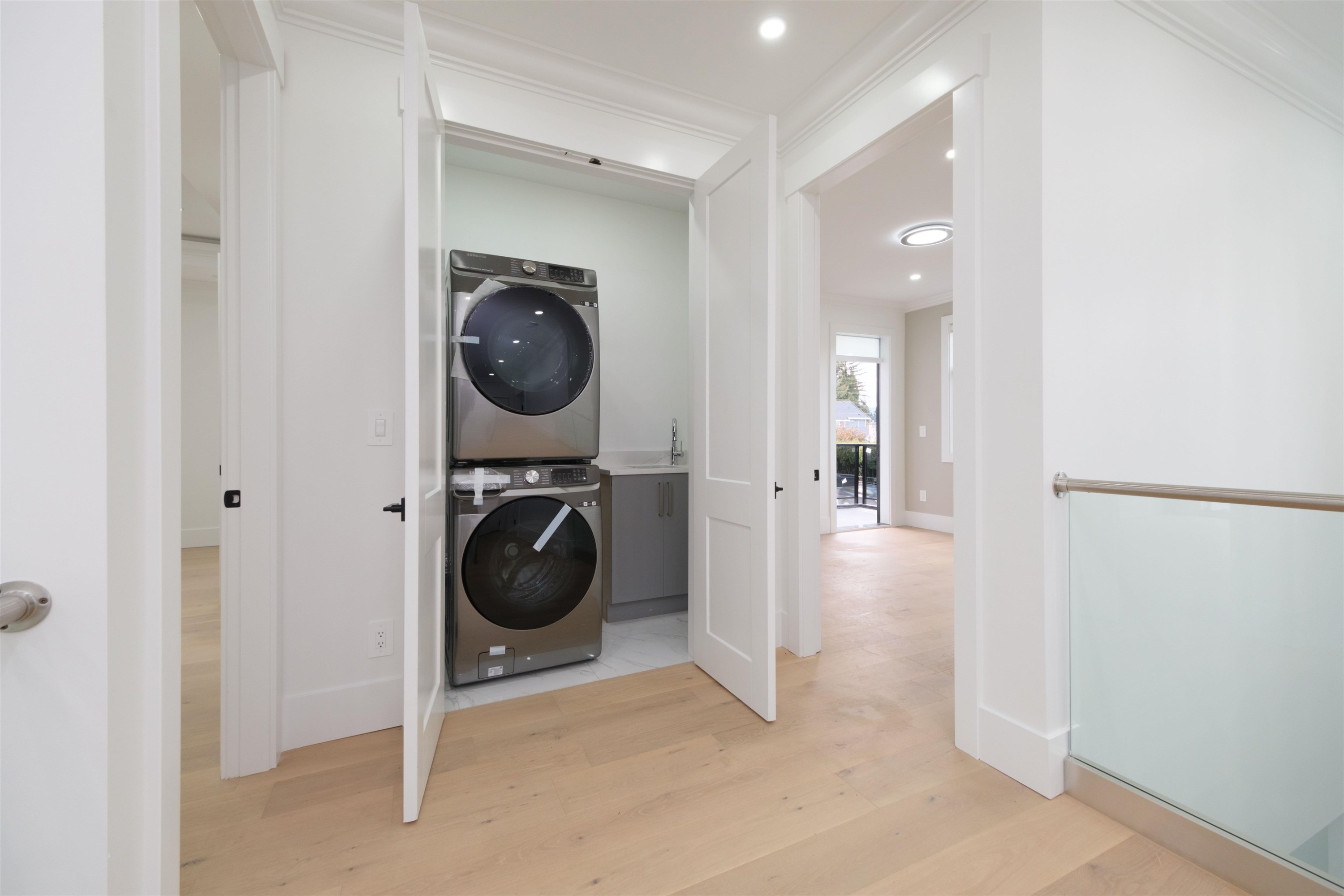 1100 Como Lake Avenue, Coquitlam, BC - Indoor Photo Showing Laundry Room