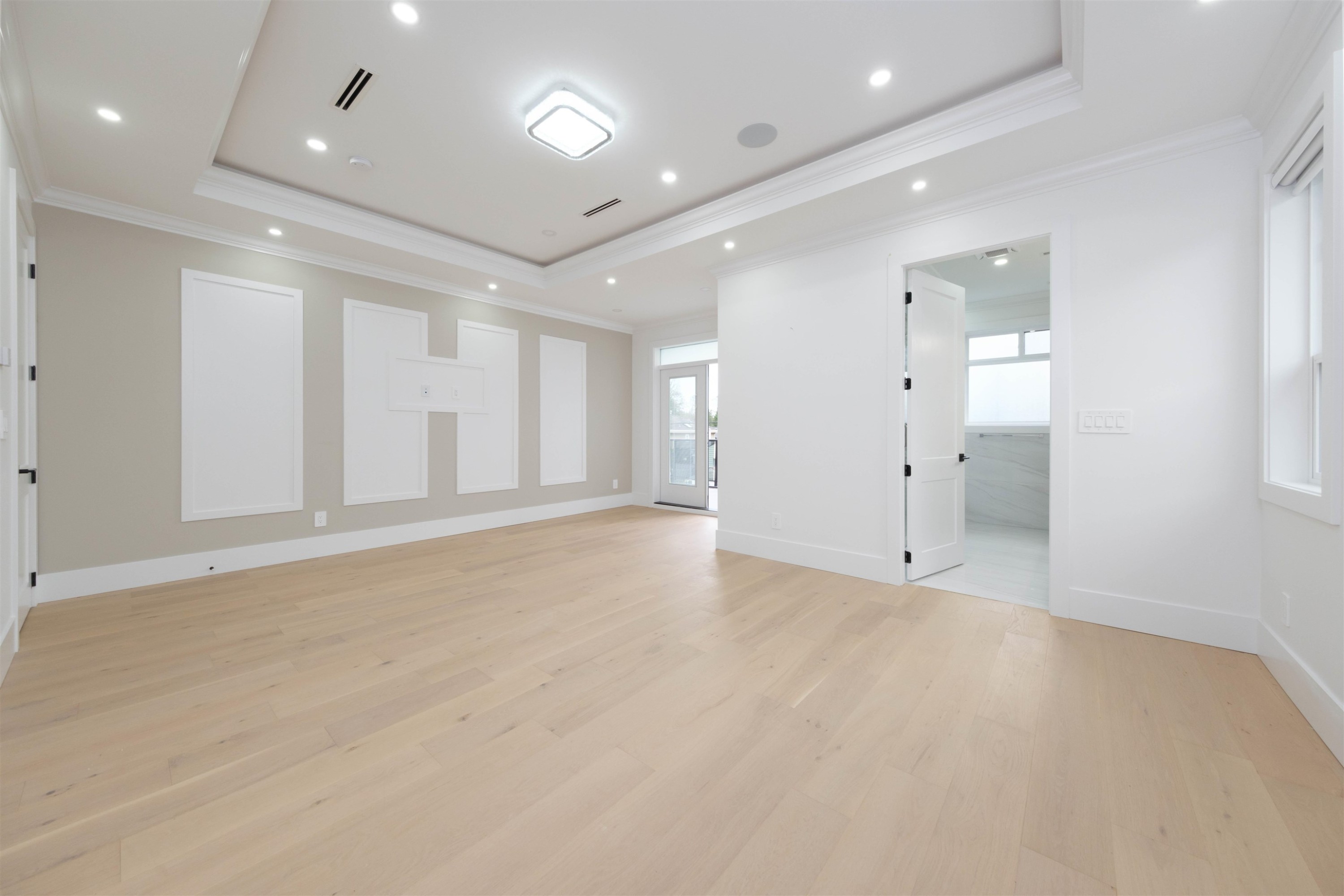 1100 Como Lake Avenue, Coquitlam, BC - Indoor Photo Showing Other Room
