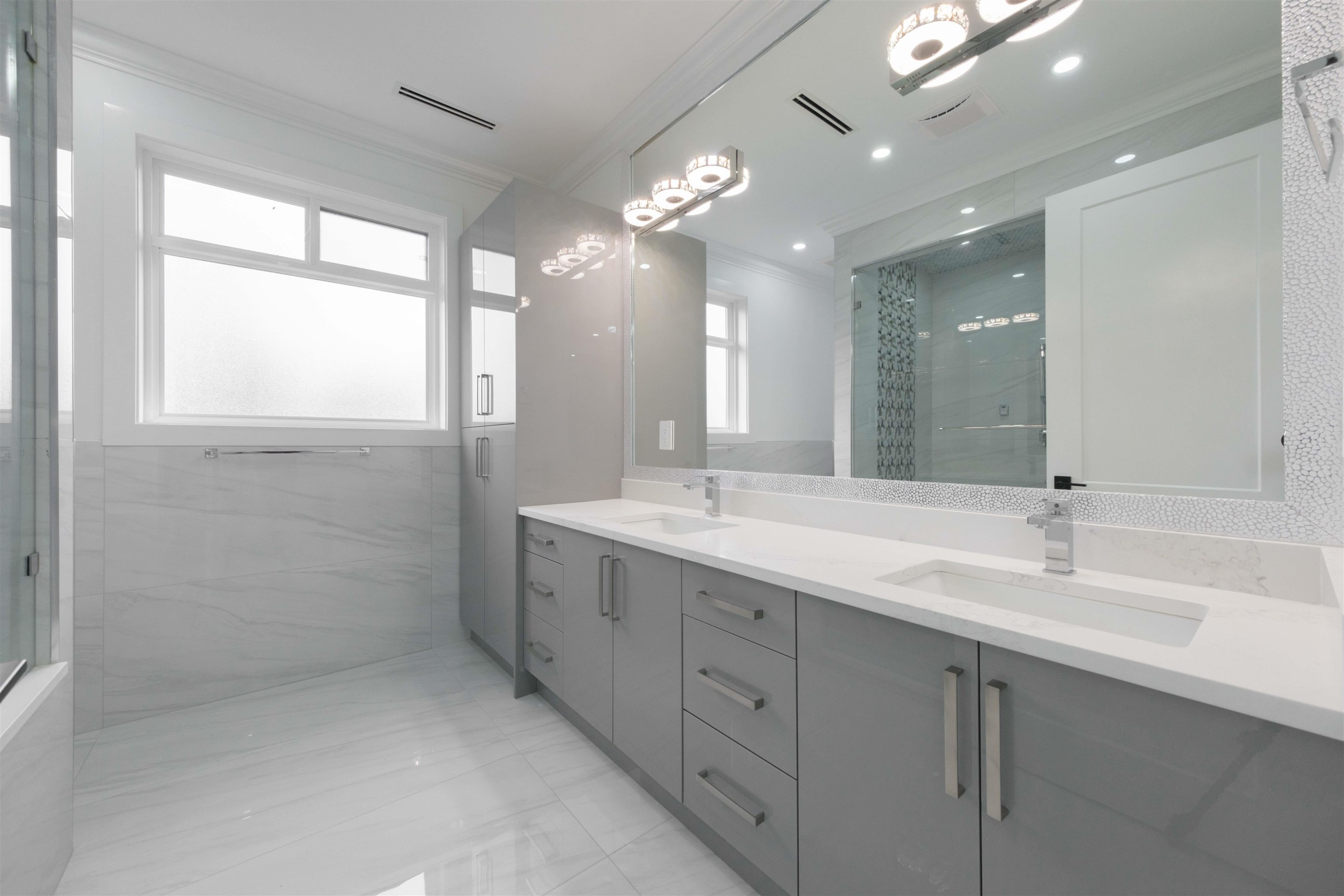 1100 Como Lake Avenue, Coquitlam, BC - Indoor Photo Showing Bathroom