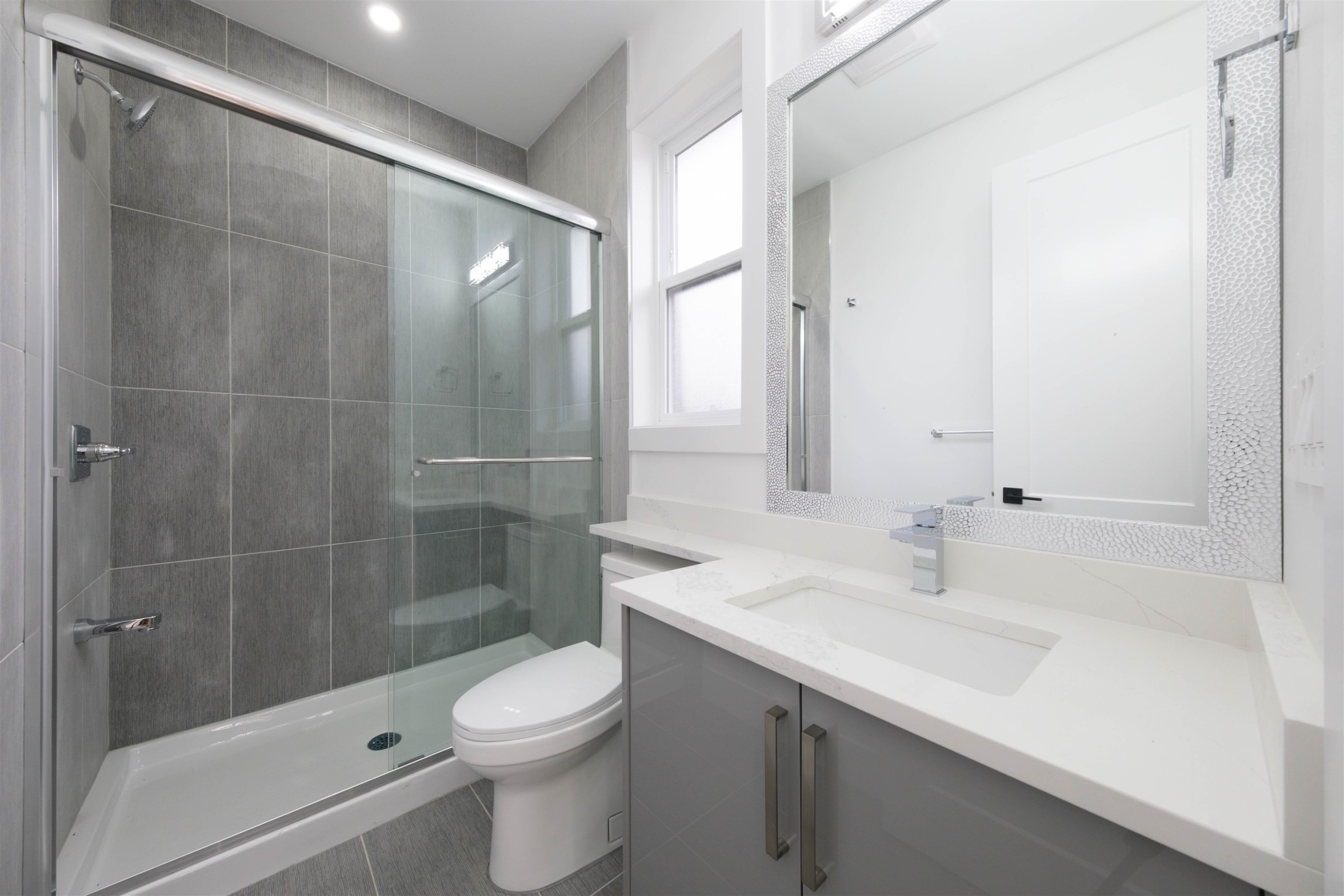 1100 Como Lake Avenue, Coquitlam, BC - Indoor Photo Showing Bathroom