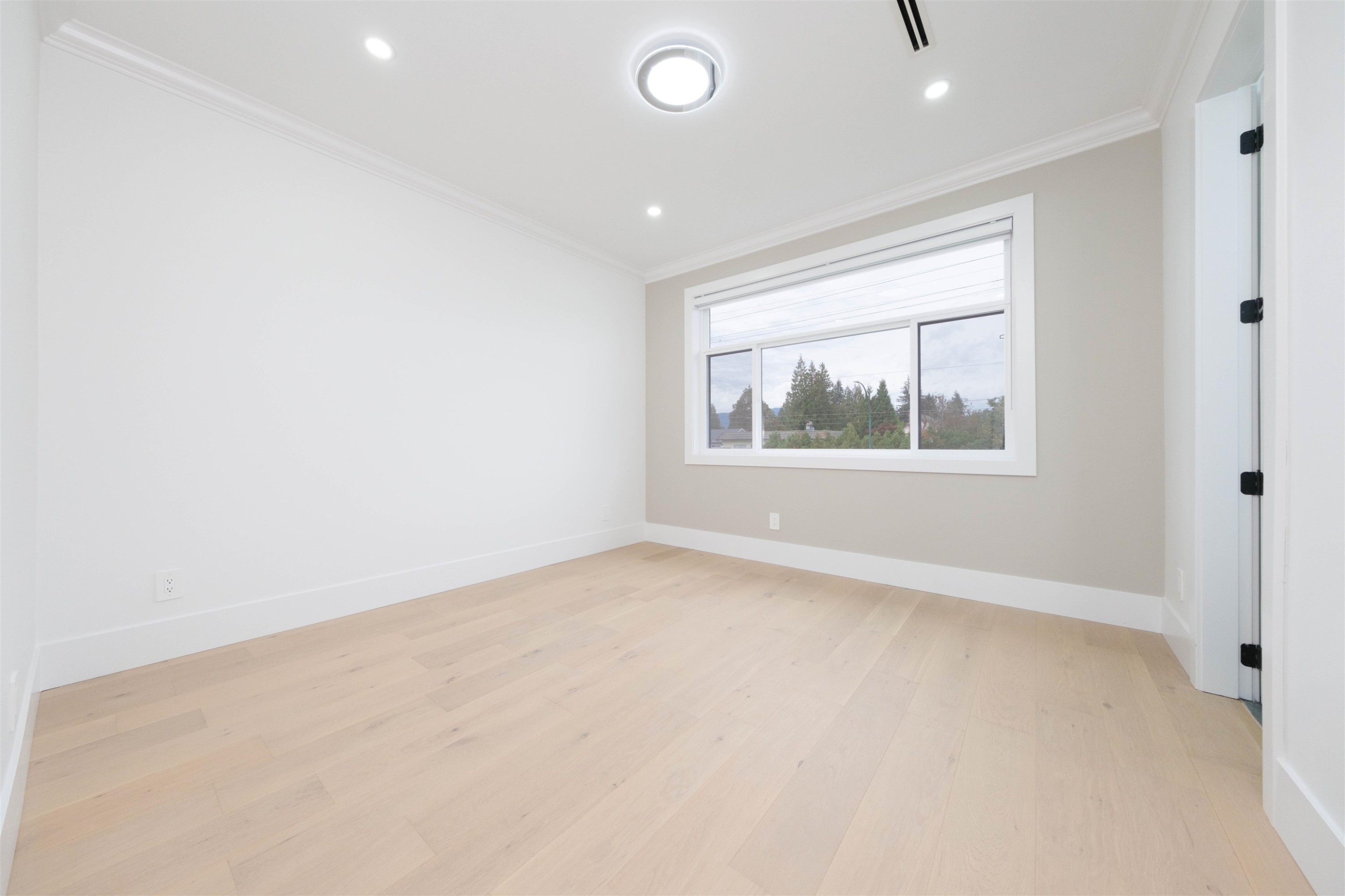 1100 Como Lake Avenue, Coquitlam, BC - Indoor Photo Showing Other Room