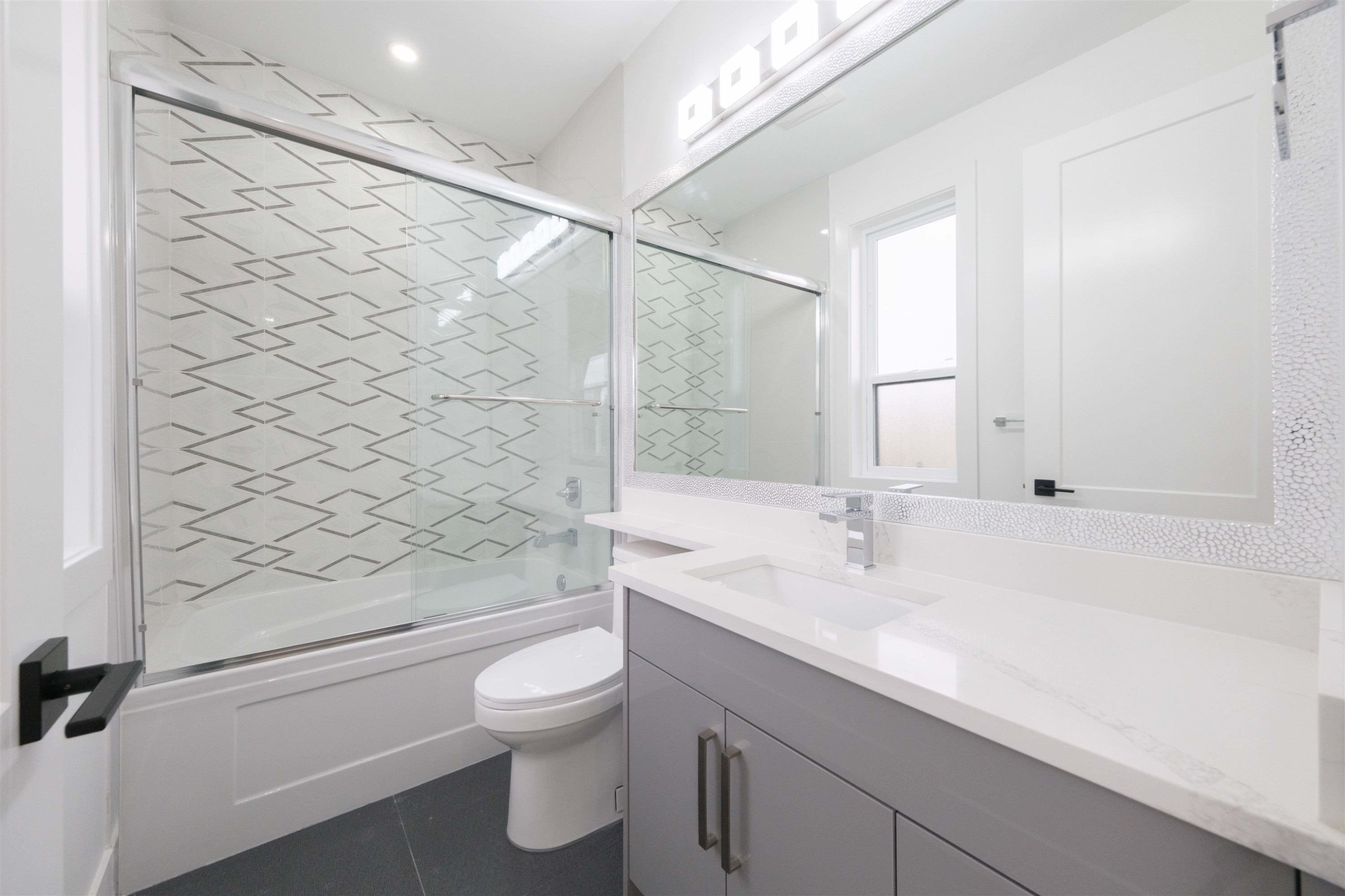 1100 Como Lake Avenue, Coquitlam, BC - Indoor Photo Showing Bathroom