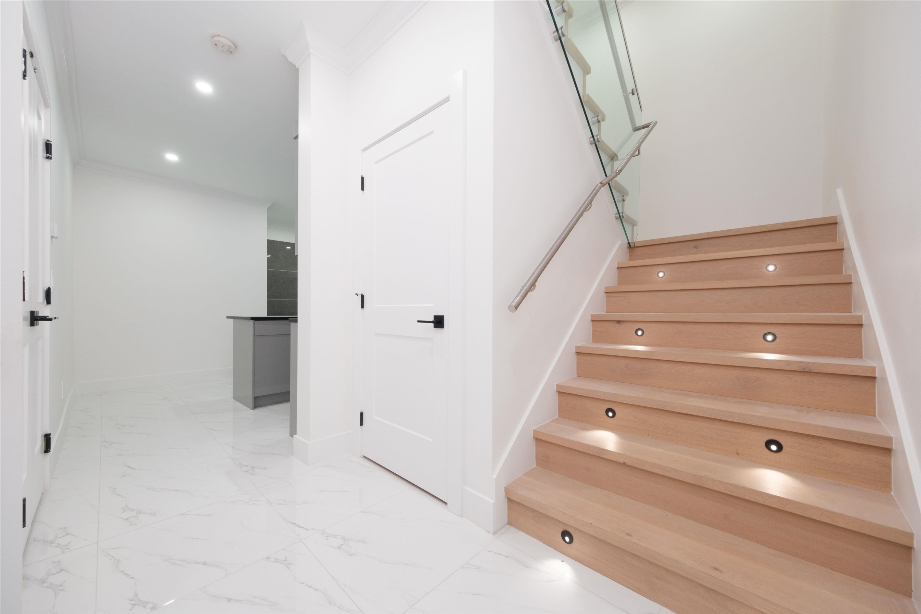1100 Como Lake Avenue, Coquitlam, BC - Indoor Photo Showing Other Room