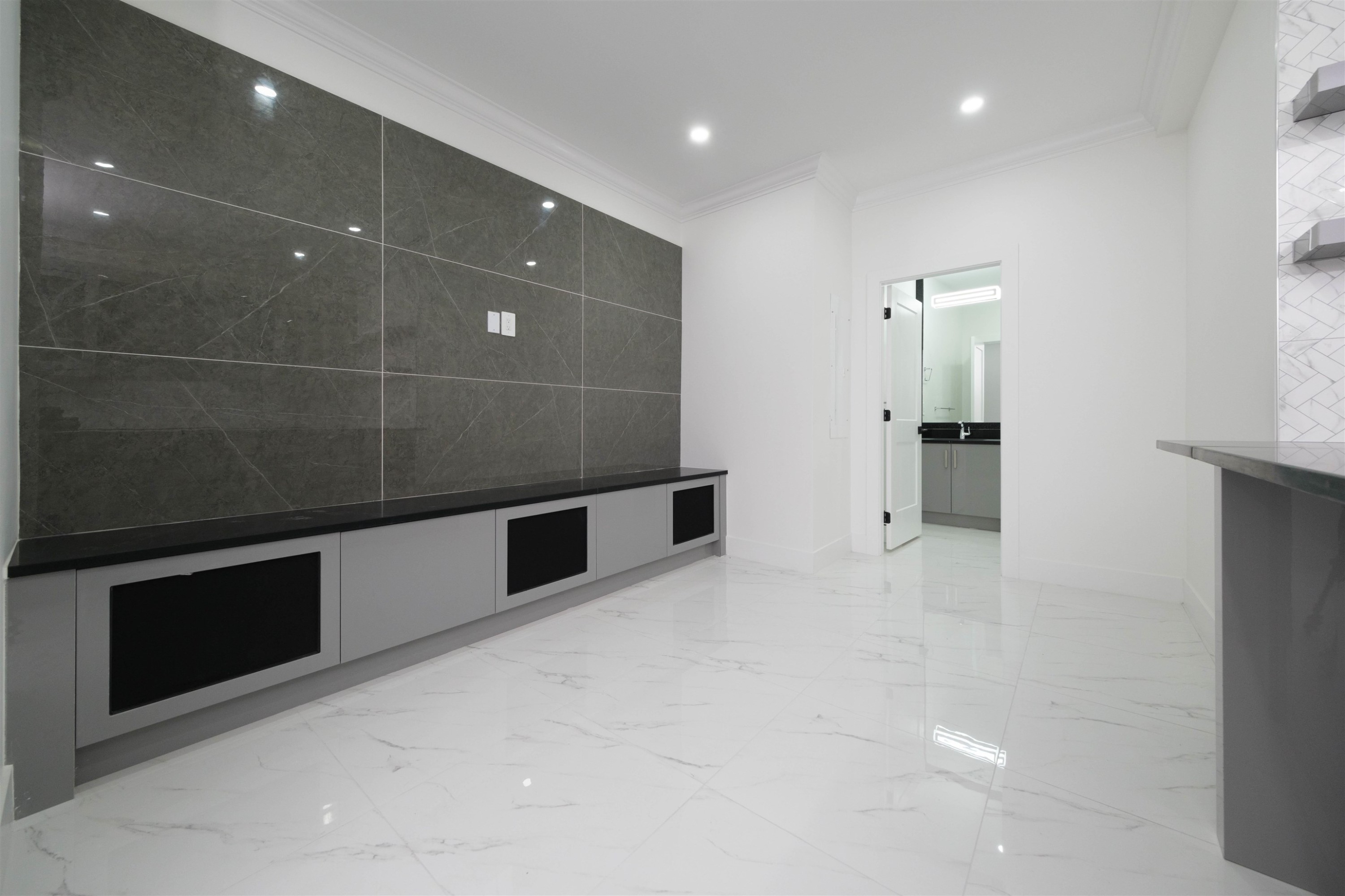 1100 Como Lake Avenue, Coquitlam, BC - Indoor Photo Showing Other Room