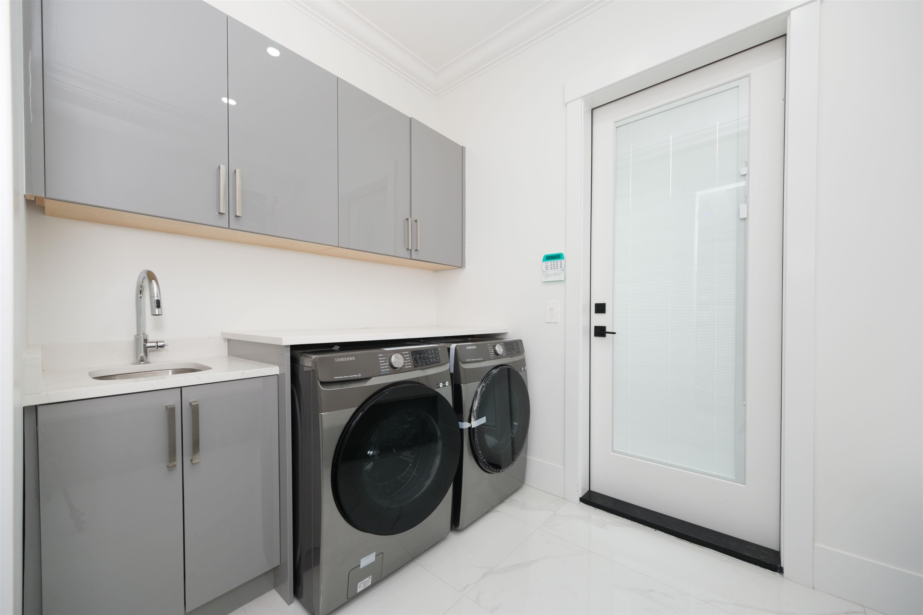 1100 Como Lake Avenue, Coquitlam, BC - Indoor Photo Showing Laundry Room