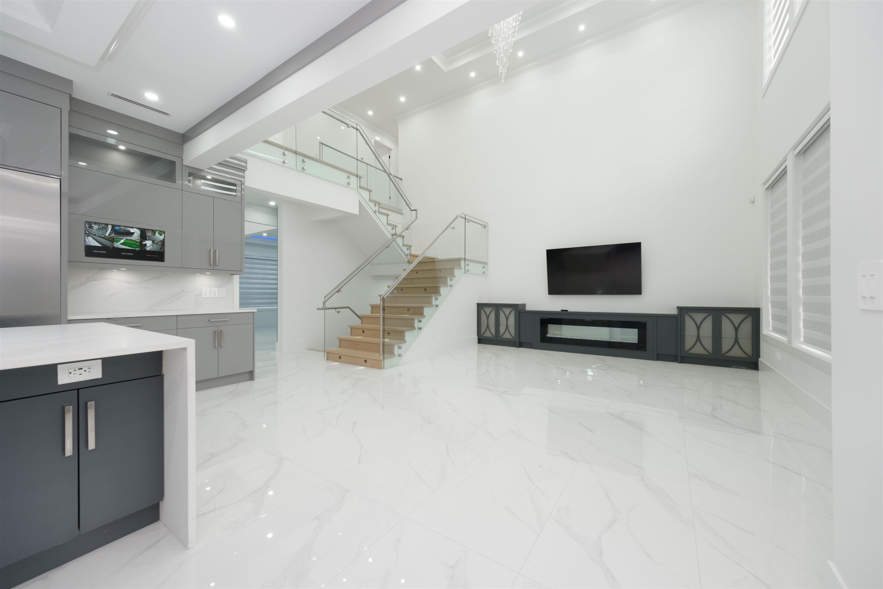 1100 Como Lake Avenue, Coquitlam, BC - Indoor Photo Showing Other Room