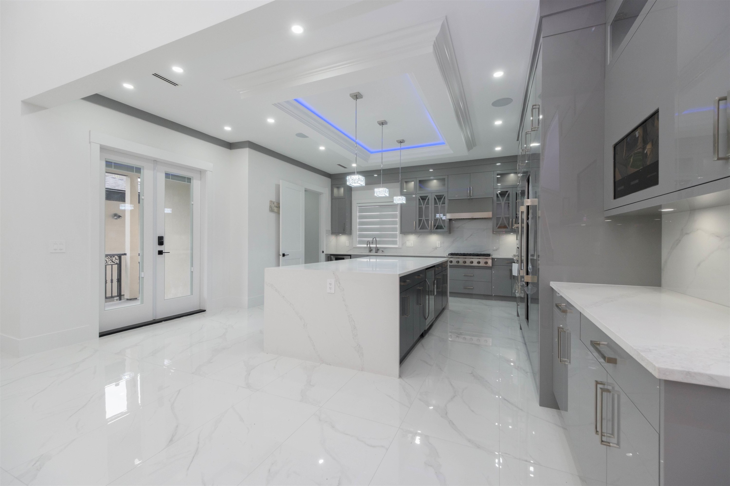 1100 Como Lake Avenue, Coquitlam, BC - Indoor Photo Showing Kitchen With Upgraded Kitchen