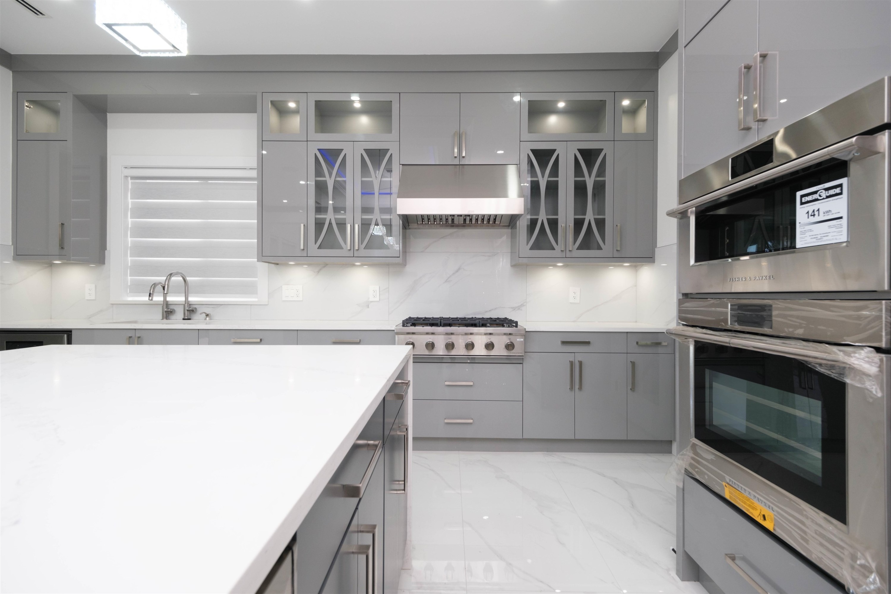 1100 Como Lake Avenue, Coquitlam, BC - Indoor Photo Showing Kitchen With Upgraded Kitchen