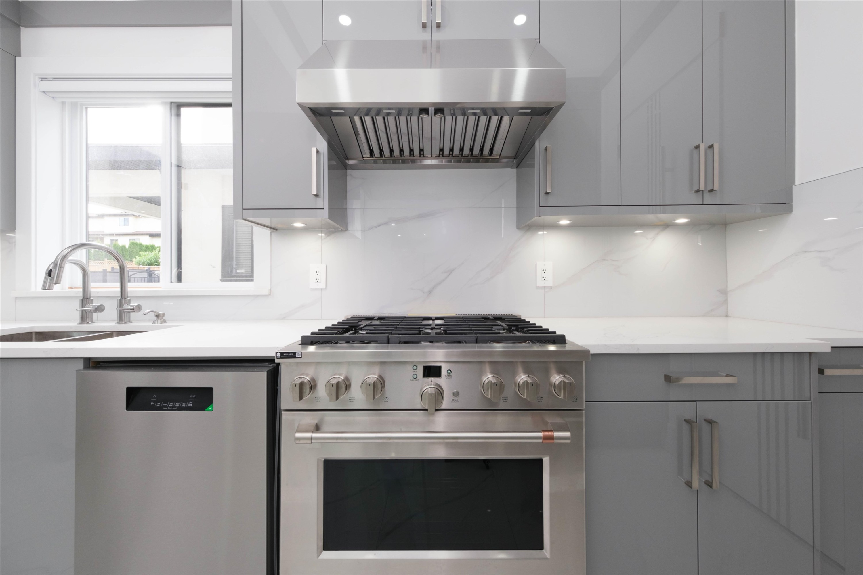 1100 Como Lake Avenue, Coquitlam, BC - Indoor Photo Showing Kitchen With Upgraded Kitchen