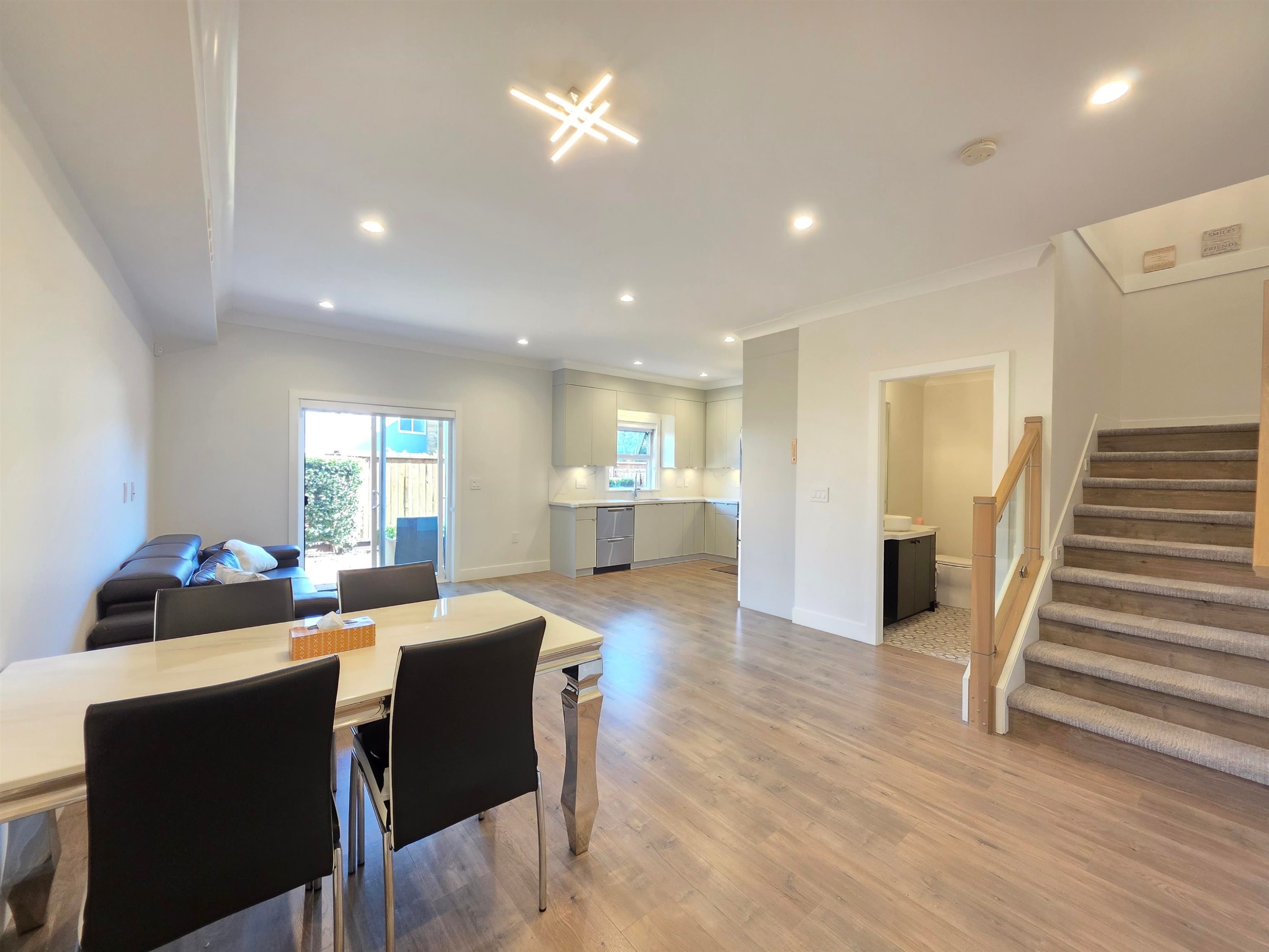 17-9680 Williams Road, Richmond, BC - Indoor Photo Showing Dining Room