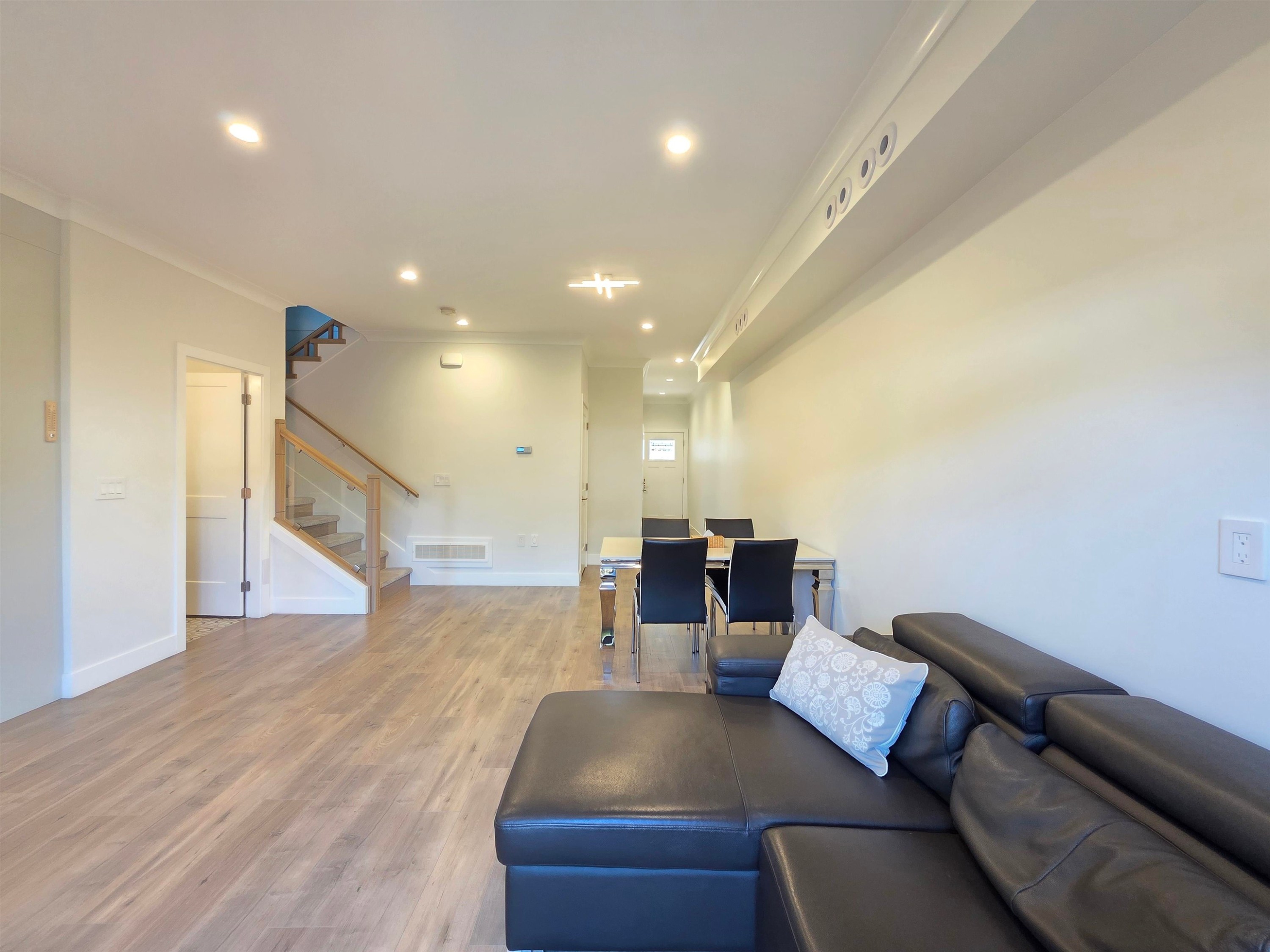 17-9680 Williams Road, Richmond, BC - Indoor Photo Showing Living Room