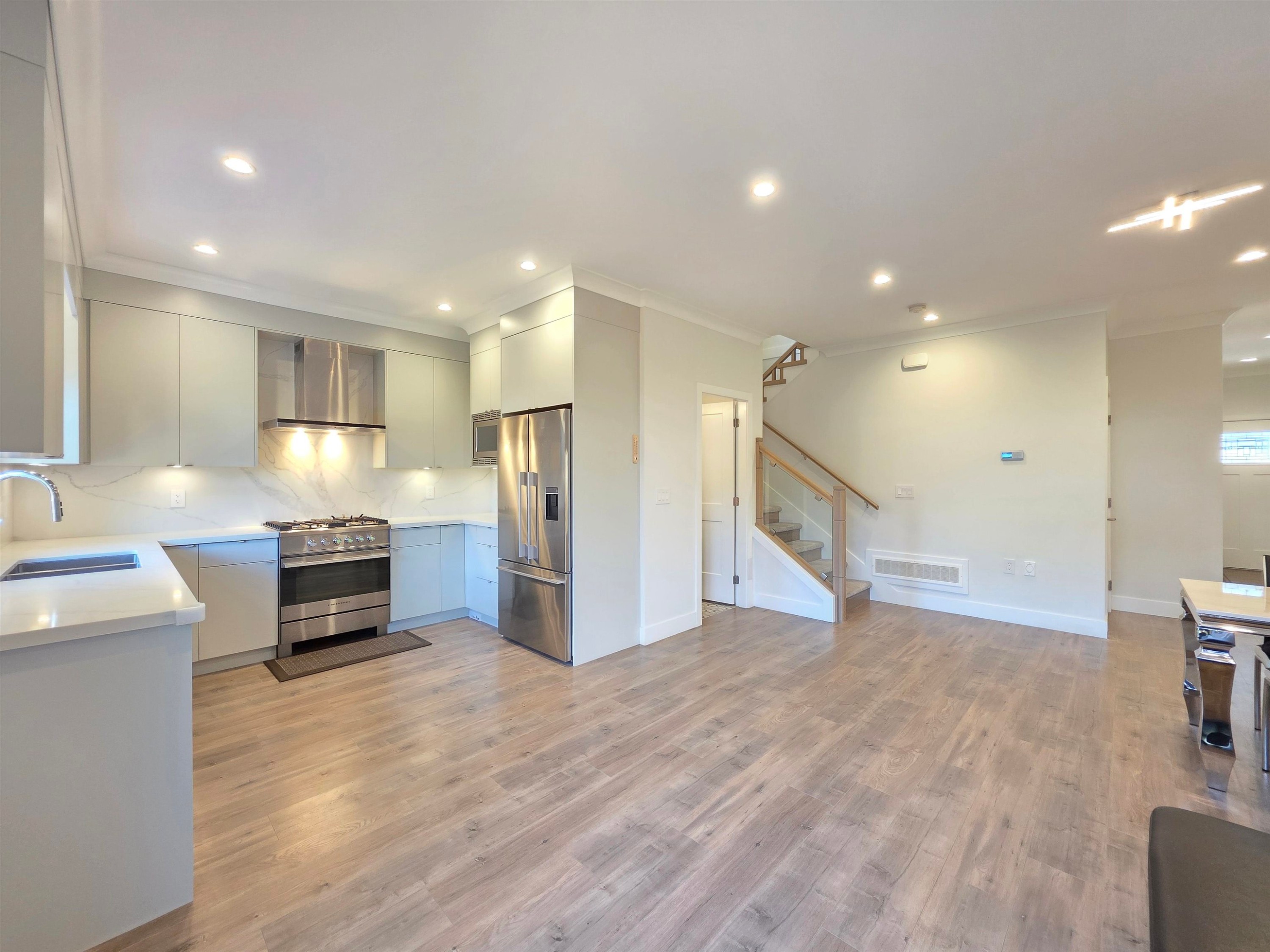 17-9680 Williams Road, Richmond, BC - Indoor Photo Showing Kitchen With Double Sink With Upgraded Kitchen