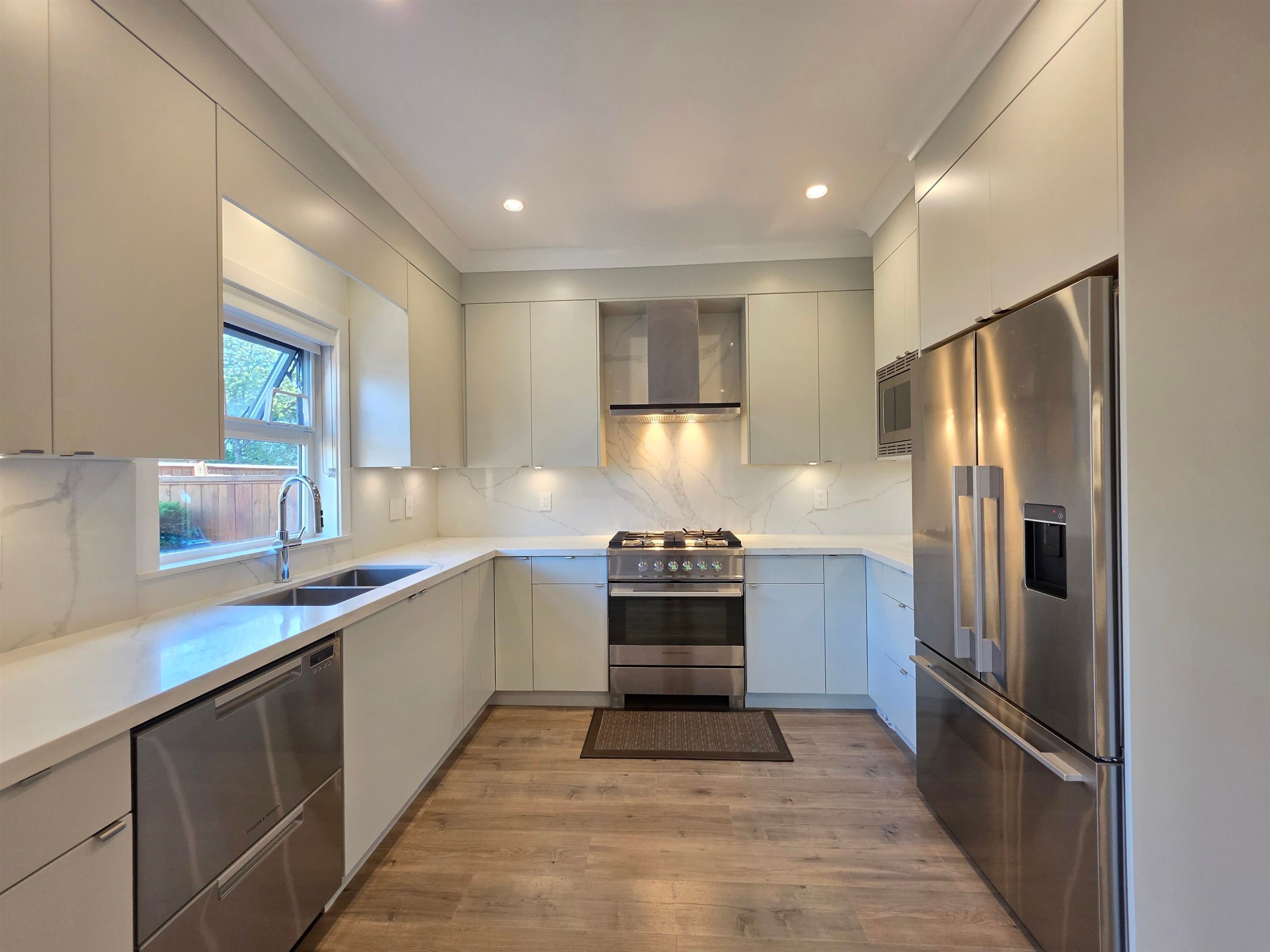 17-9680 Williams Road, Richmond, BC - Indoor Photo Showing Kitchen With Double Sink With Upgraded Kitchen