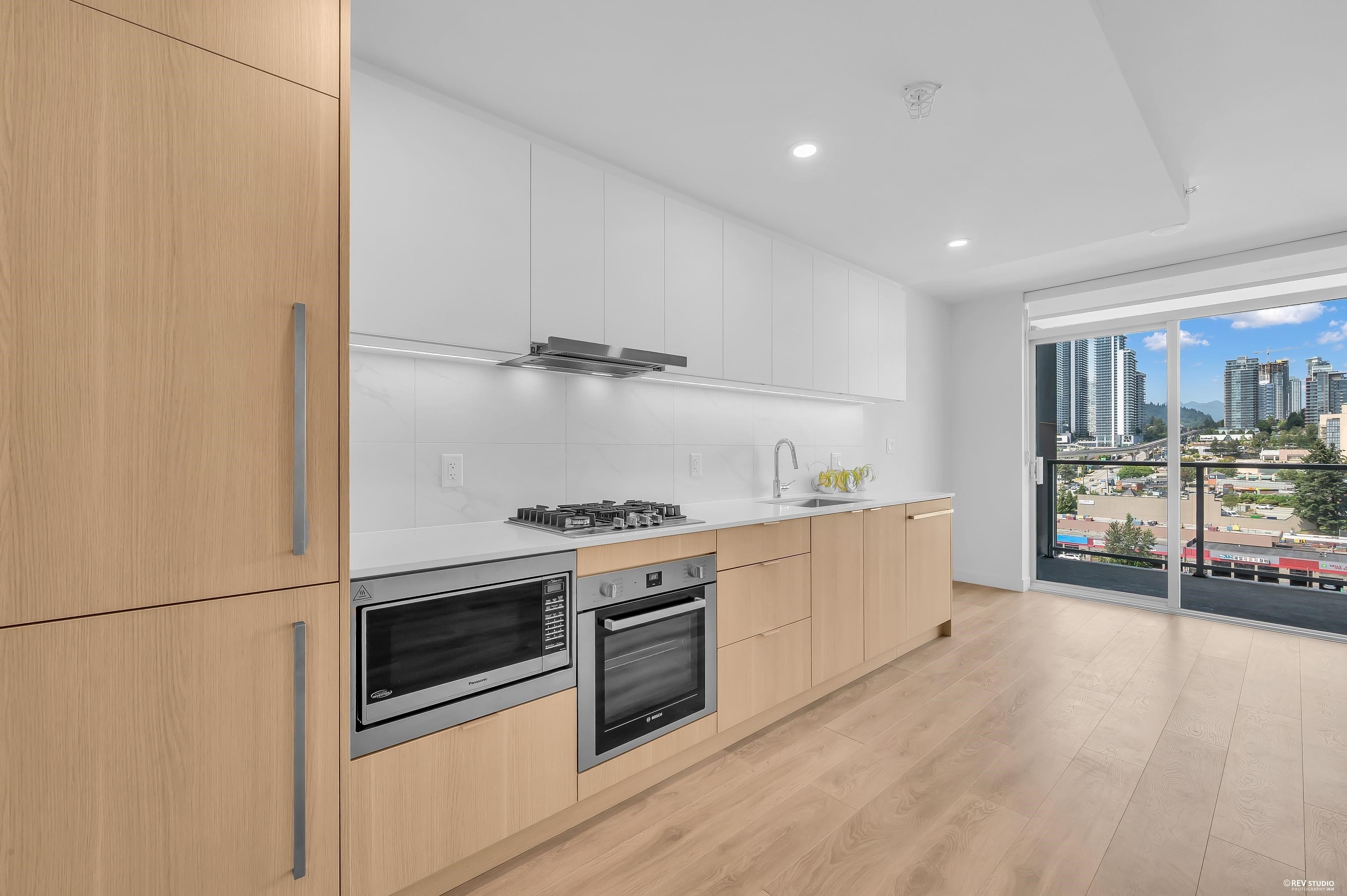910-318 Alderson Avenue, Coquitlam, BC - Indoor Photo Showing Kitchen With Upgraded Kitchen