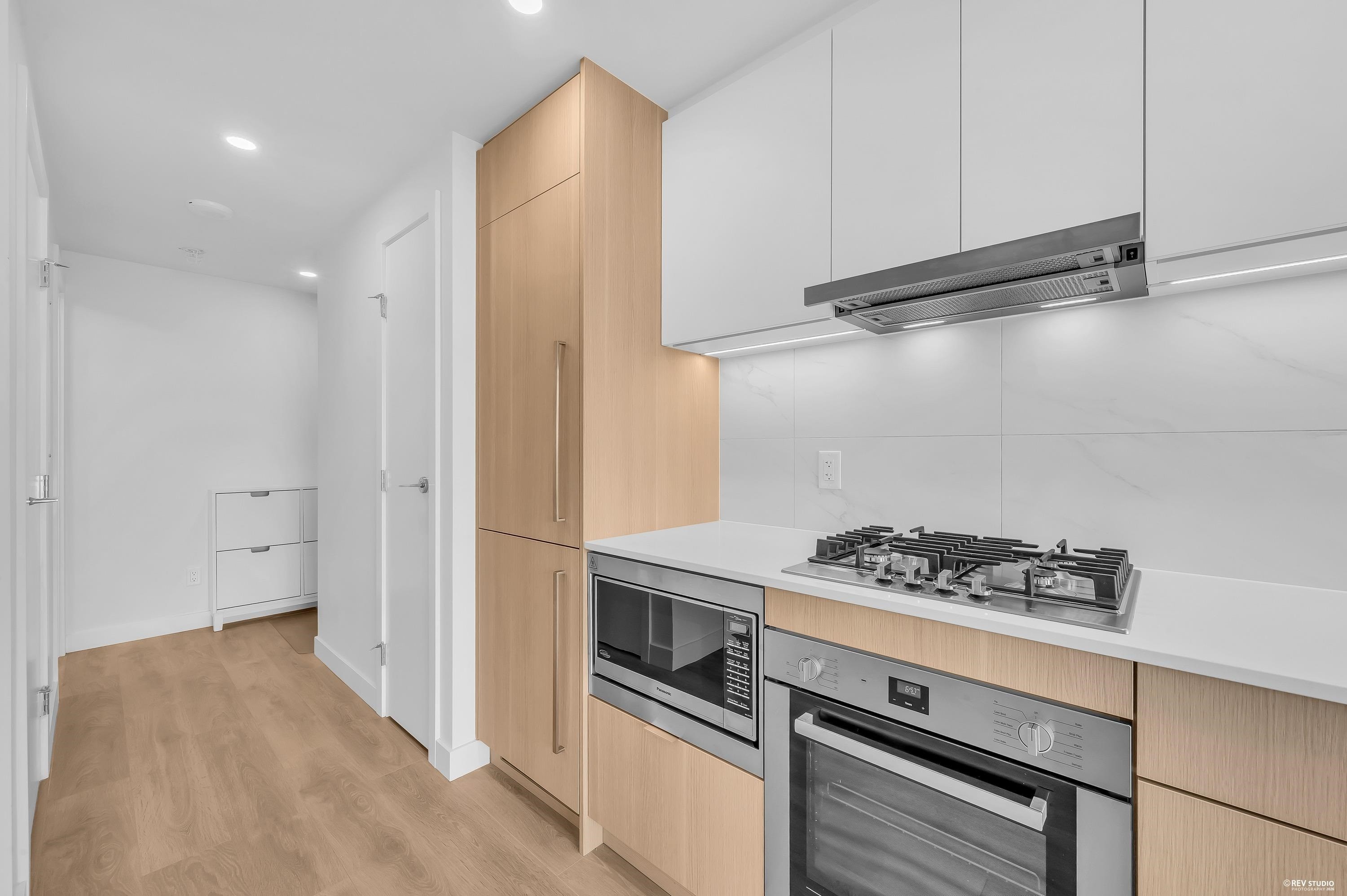 910-318 Alderson Avenue, Coquitlam, BC - Indoor Photo Showing Kitchen With Upgraded Kitchen