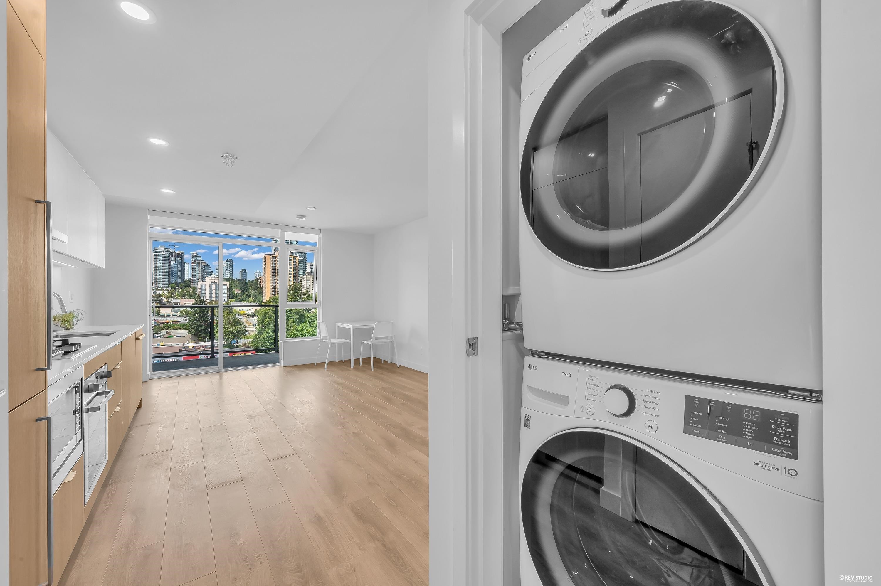 910-318 Alderson Avenue, Coquitlam, BC - Indoor Photo Showing Laundry Room