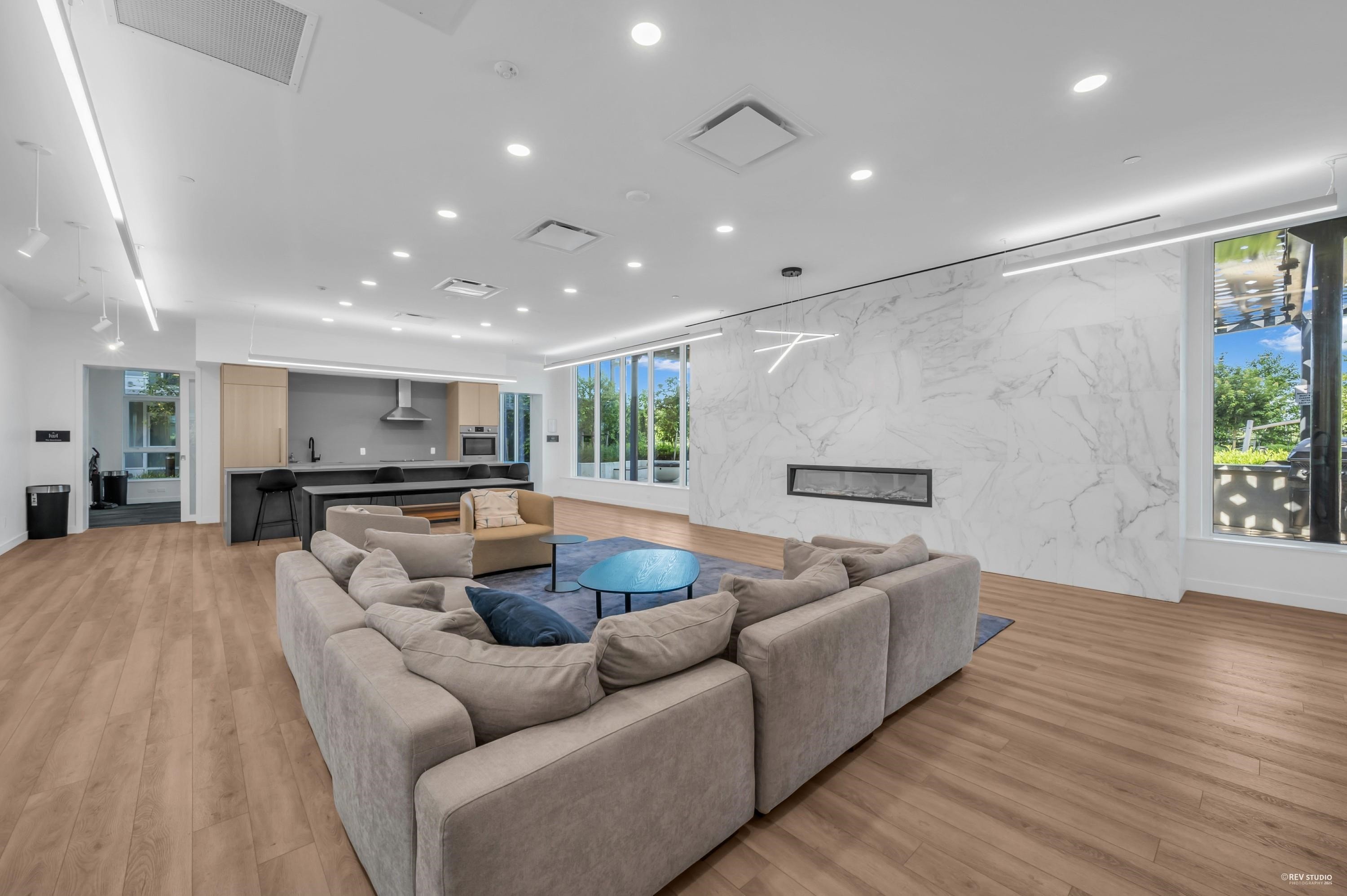 910-318 Alderson Avenue, Coquitlam, BC - Indoor Photo Showing Living Room